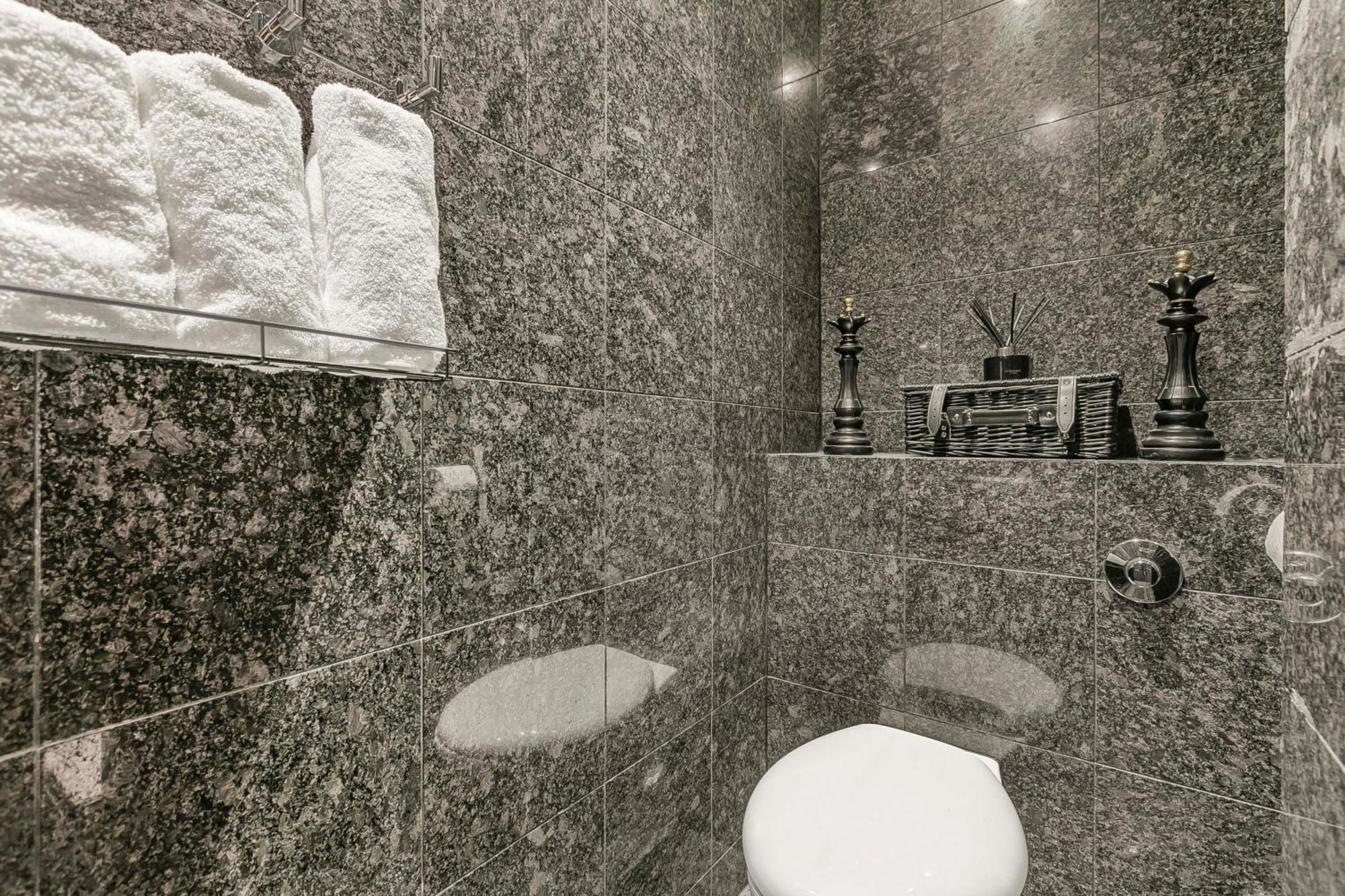 Large Stylish 2beds 2baths With Private Patio *