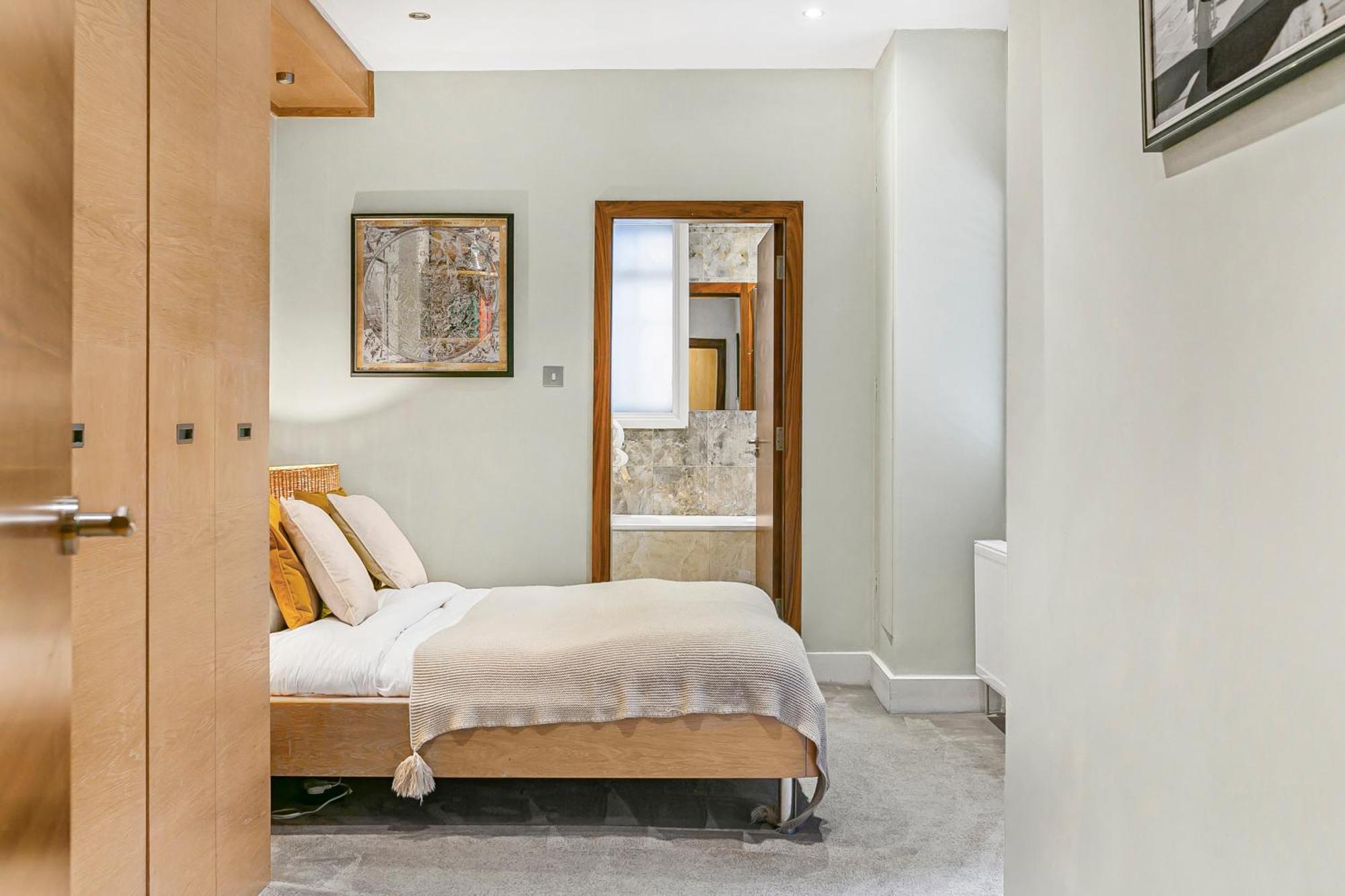 Large Stylish 2beds 2baths With Private Patio Apartment London