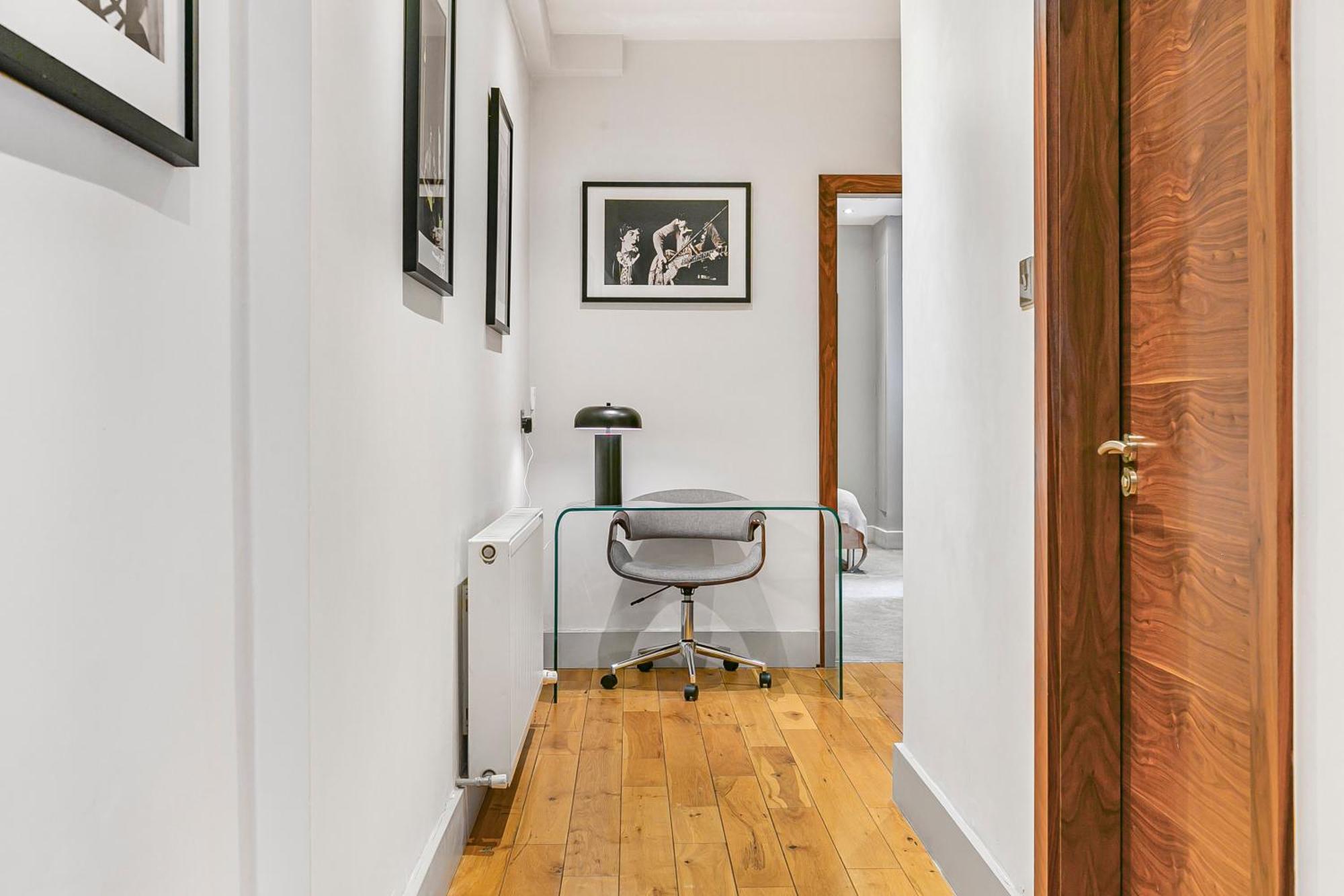 Large Stylish 2beds 2baths With Private Patio Apartment London