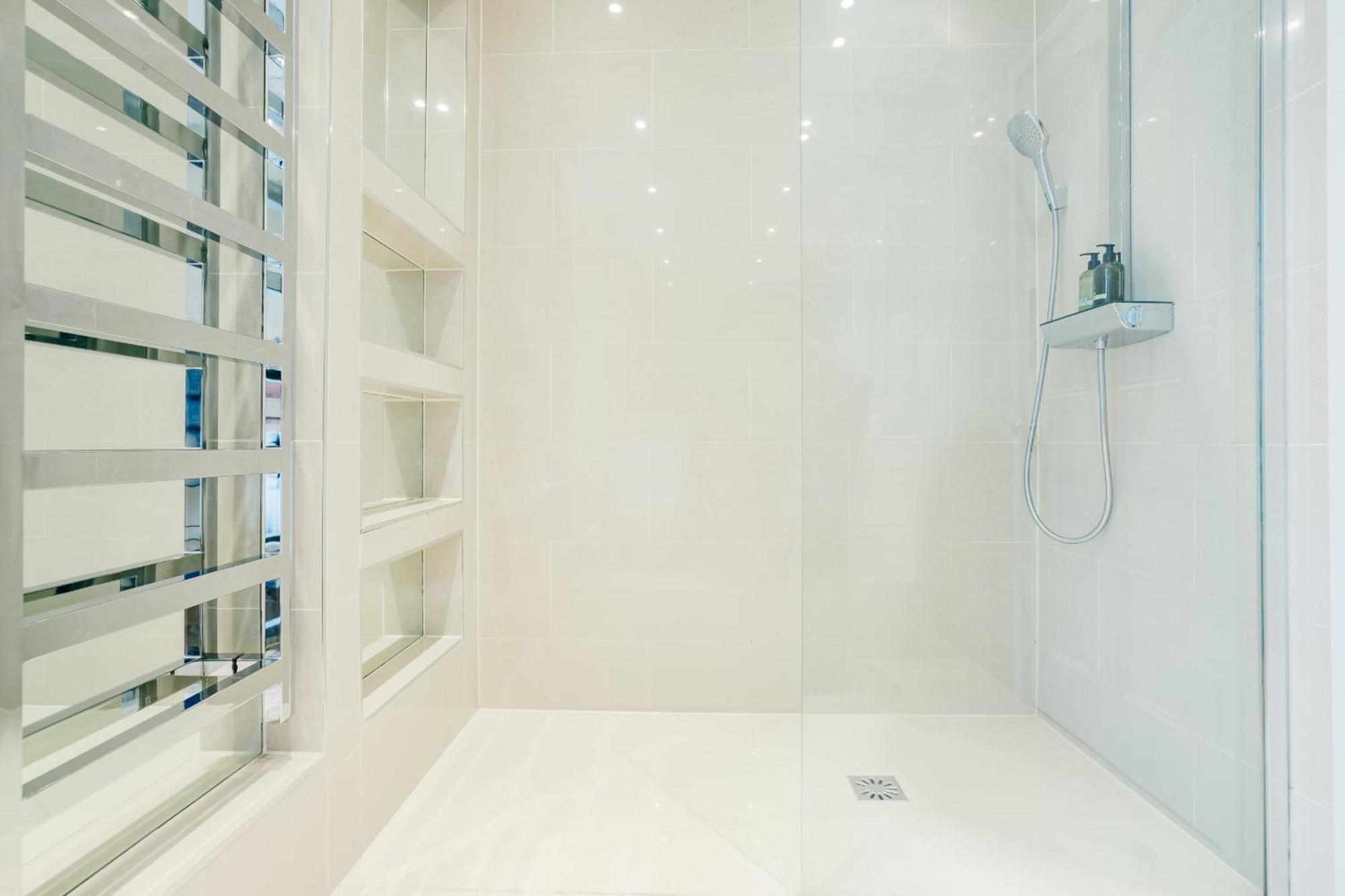 Luxury 3brs Home, Spacious And Cozy In Victoria Villa London