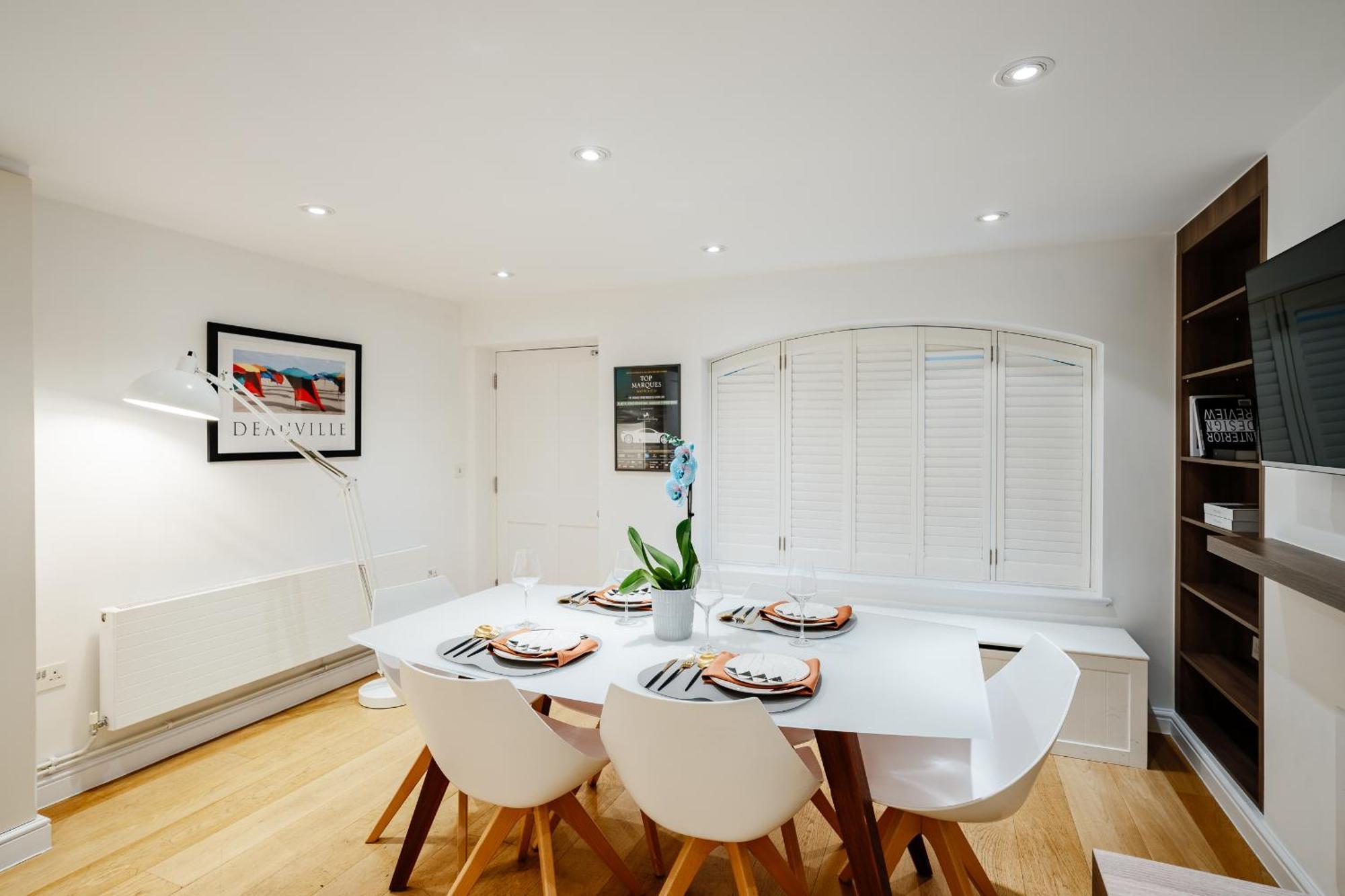 Luxury 3brs Home, Spacious And Cozy In Victoria Villa London