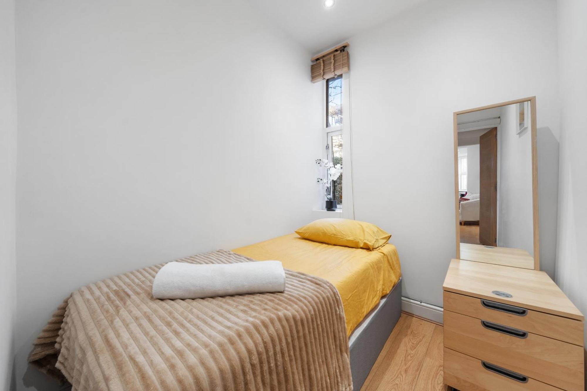 Holland Park Flat, 2bed 2bath, Breakfast, Lgf London
