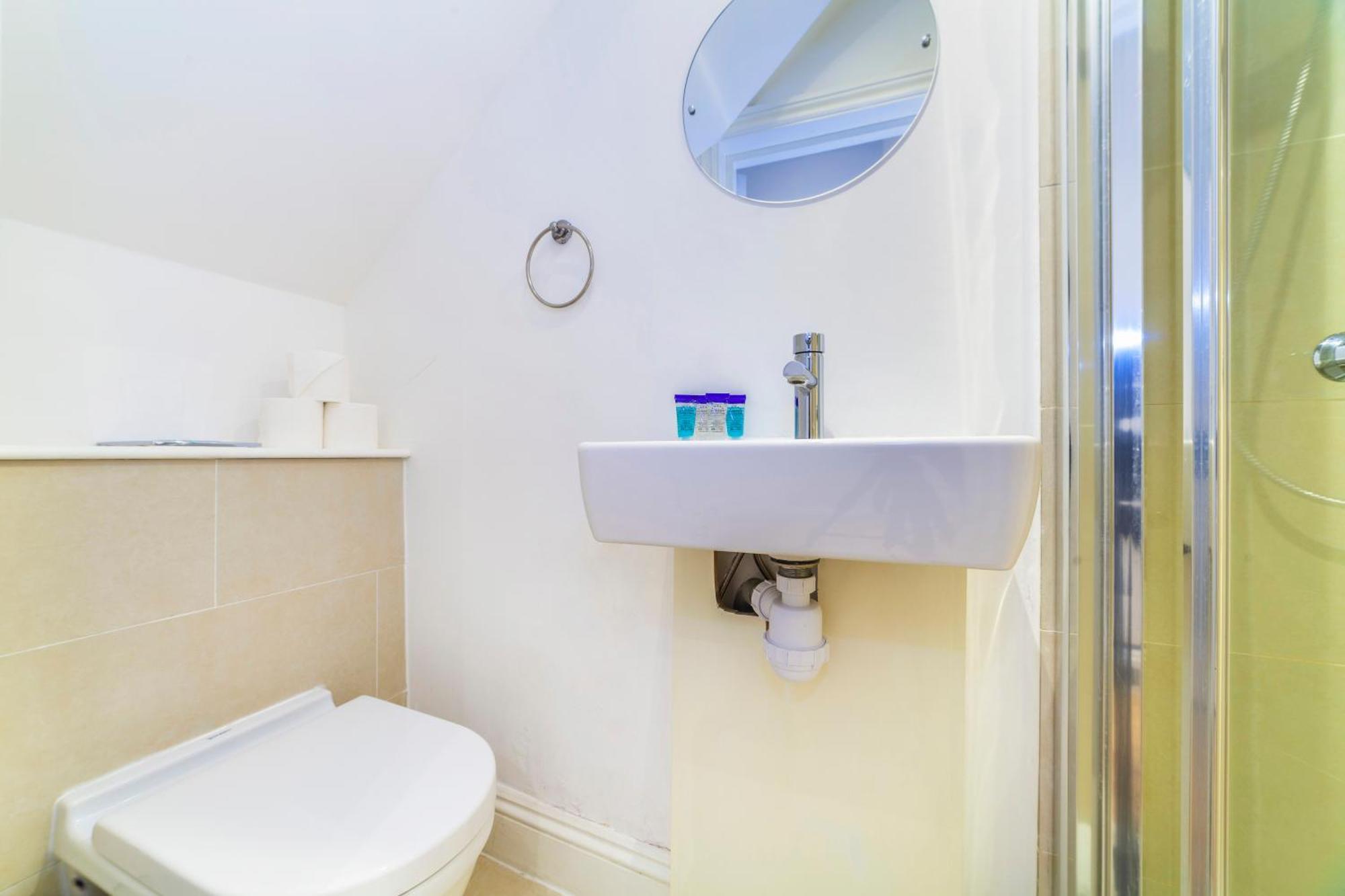 Perfect Self-contained Radiant With Patio London