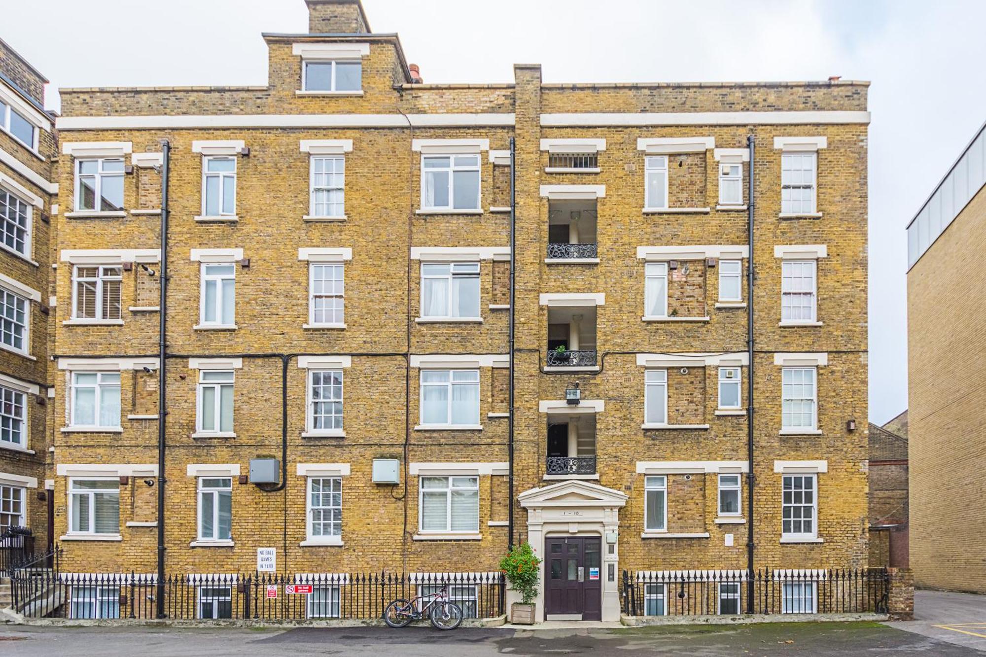 Bridge Compact Apartment, Sleeps 3 , Tube 3 Mins Walk , Zone 1 , Weekly Offers *