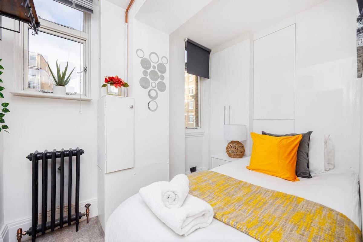 Apartment Bridge Compact Apartment, Sleeps 3 , Tube 3 Mins Walk , Zone 1 , Weekly Offers London