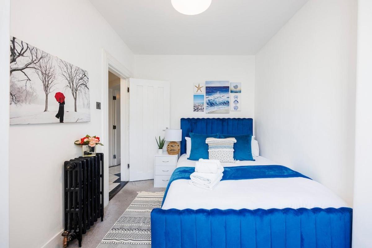 Bridge Compact Apartment, Sleeps 3 , Tube 3 Mins Walk , Zone 1 , Weekly Offers *