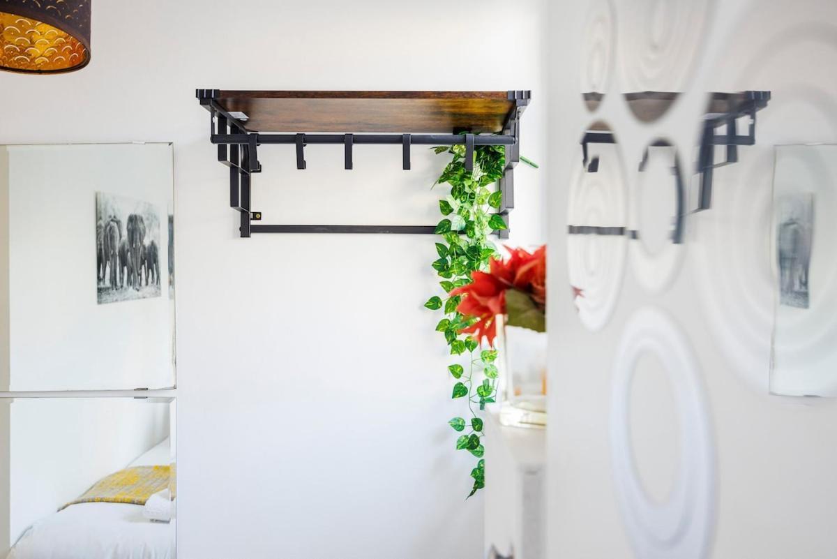 Bridge Compact Apartment, Sleeps 3 , Tube 3 Mins Walk , Zone 1 , Weekly Offers