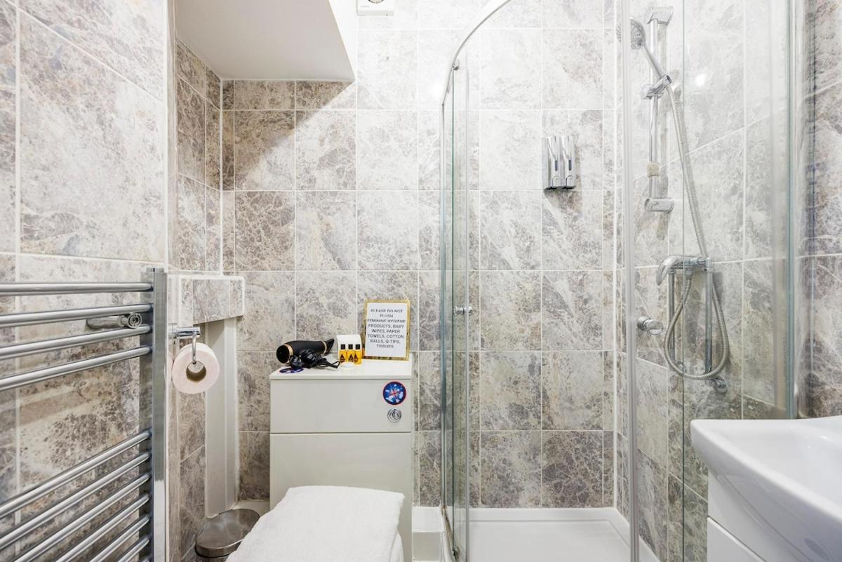 Bridge Compact Apartment, Sleeps 3 , Tube 3 Mins Walk , Zone 1 , Weekly Offers Apartment