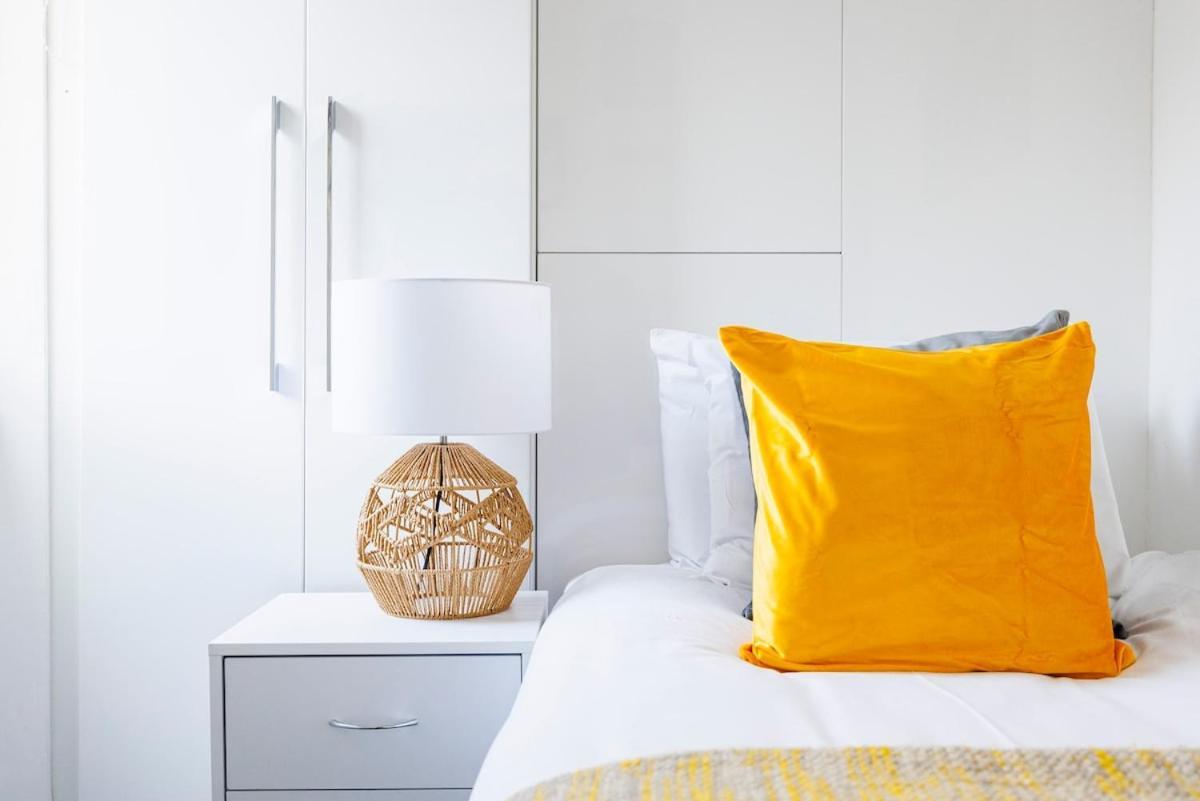 Apartment Bridge Compact Apartment, Sleeps 3 , Tube 3 Mins Walk , Zone 1 , Weekly Offers *