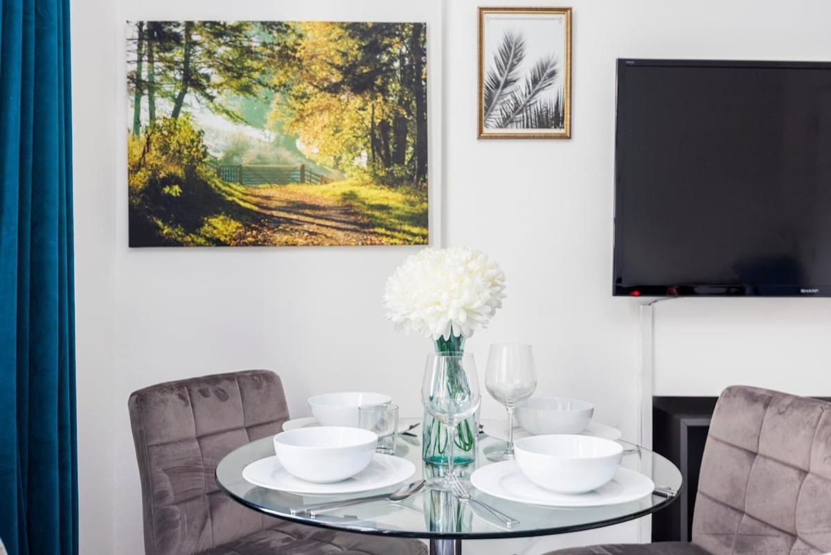 Bridge Compact Apartment, Sleeps 3 , Tube 3 Mins Walk , Zone 1 , Weekly Offers *