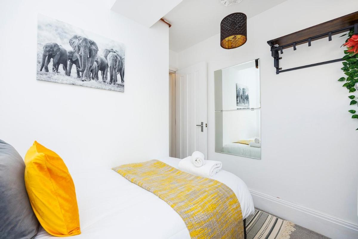 Bridge Compact Apartment, Sleeps 3 , Tube 3 Mins Walk , Zone 1 , Weekly Offers London