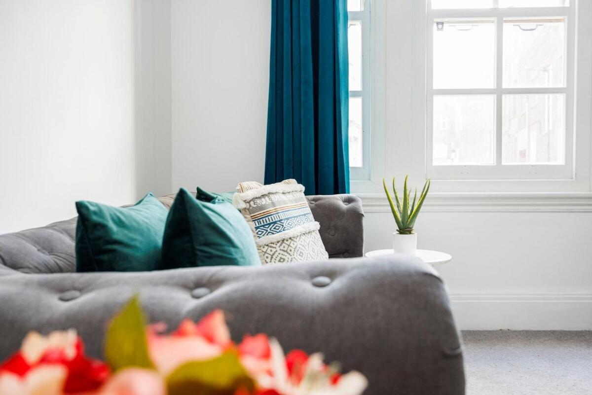Bridge Compact Apartment, Sleeps 3 , Tube 3 Mins Walk , Zone 1 , Weekly Offers Apartment *