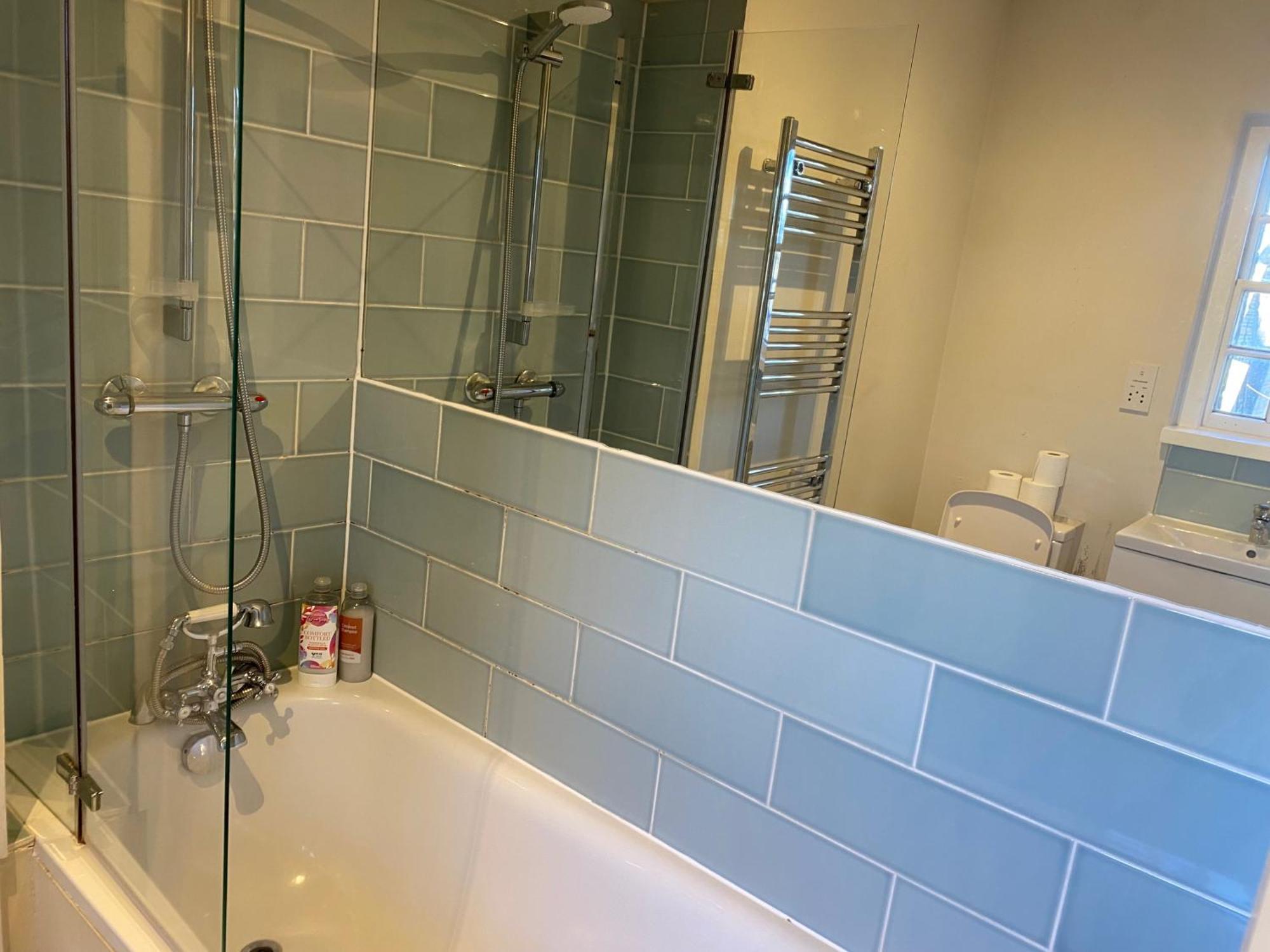 Apartment Victorian Building - Sleeps 5 - Pet Friendly