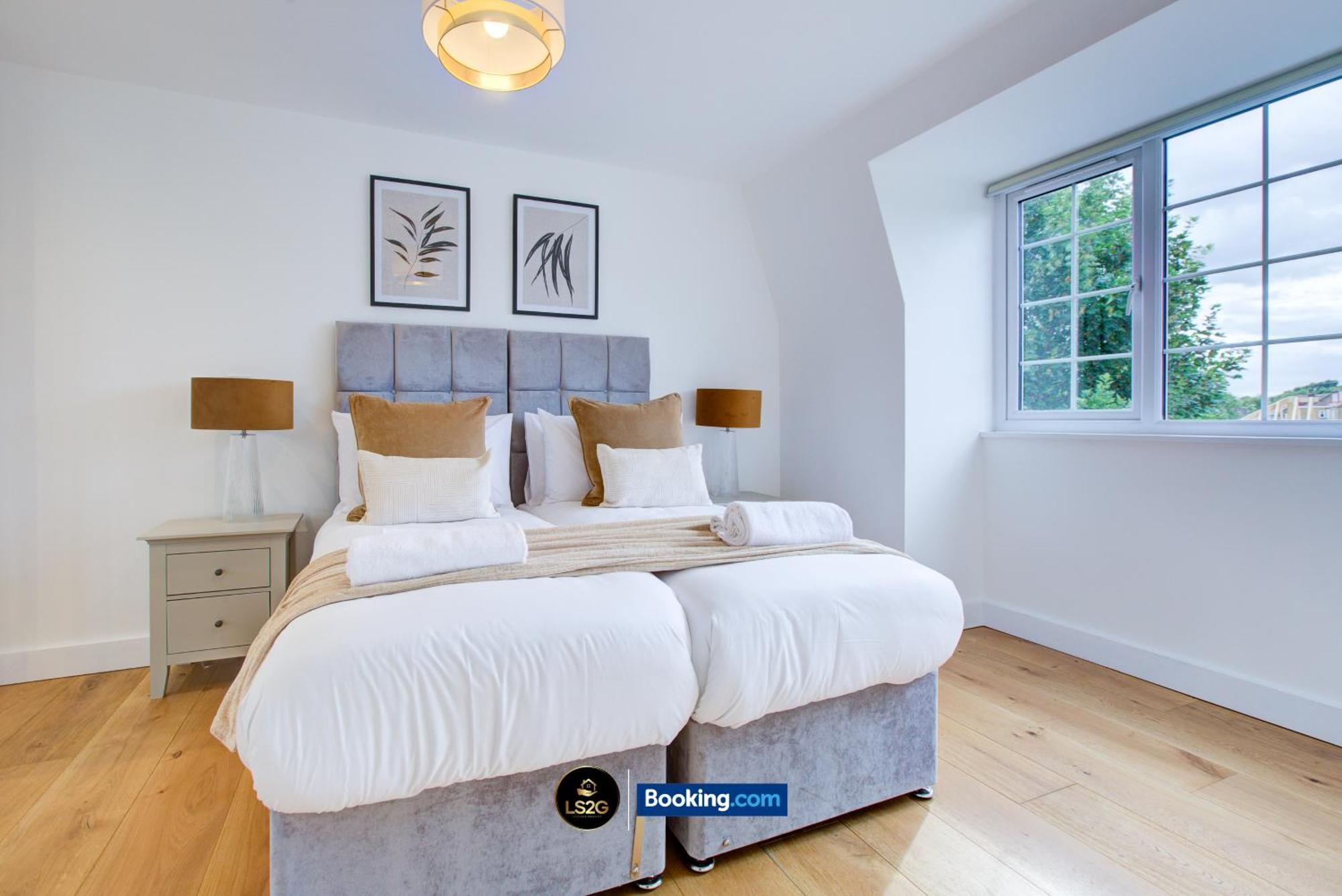 2 Bedroom By Ls2g Short Lets & Serviced Greater With Private Balcony Apartment *