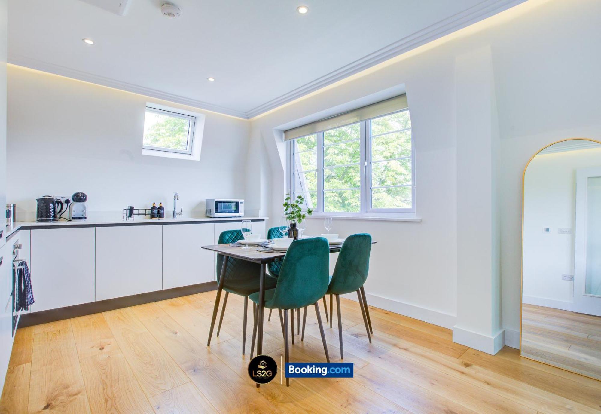 Stylish 2 Bedroom Flat By Ls2g Short Lets & Serviced Greater With Balcony And Easy Access Londres