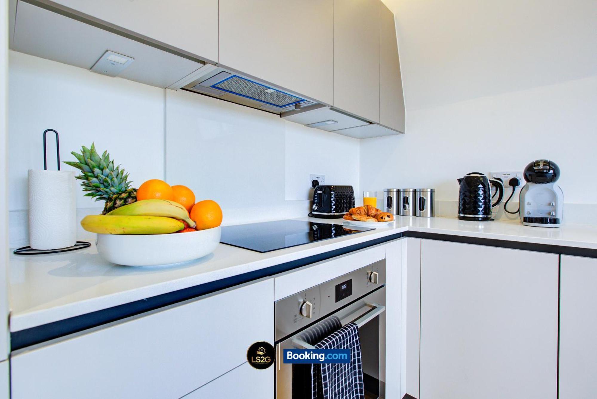 Stylish 2 Bedroom Flat By Ls2g Short Lets & Serviced Greater With Balcony And Easy Access Londres