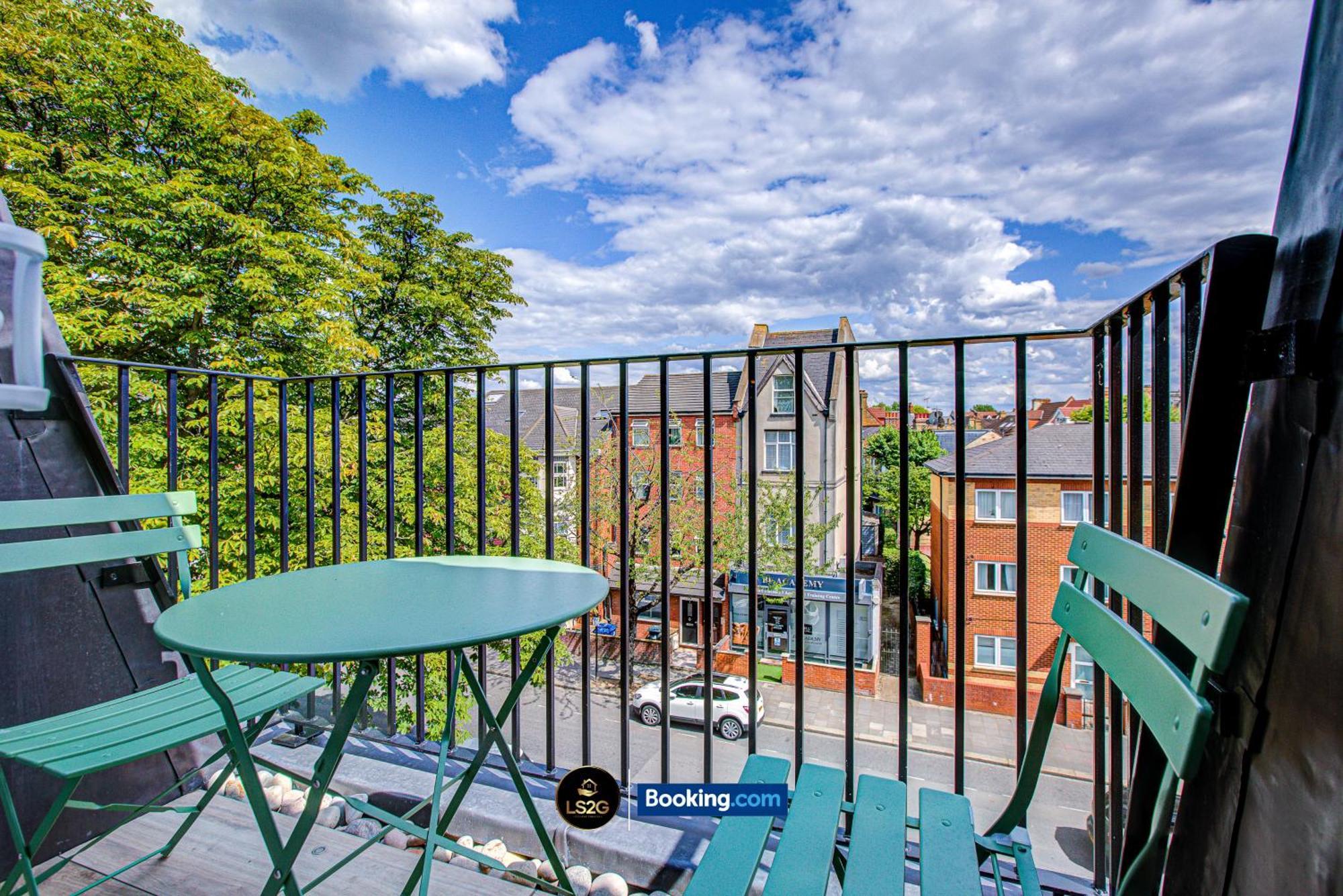 Stylish 2 Bedroom Flat By Ls2g Short Lets & Serviced Greater With Balcony And Easy Access * Londres