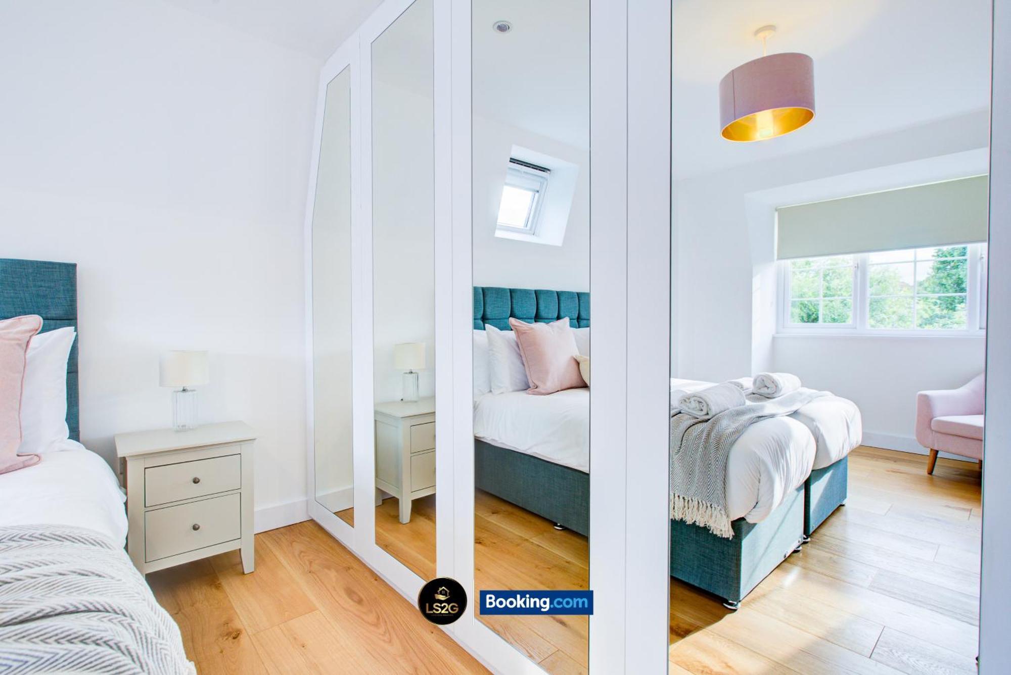 Stylish 2 Bedroom Flat By Ls2g Short Lets & Serviced Greater With Balcony And Easy Access Londres