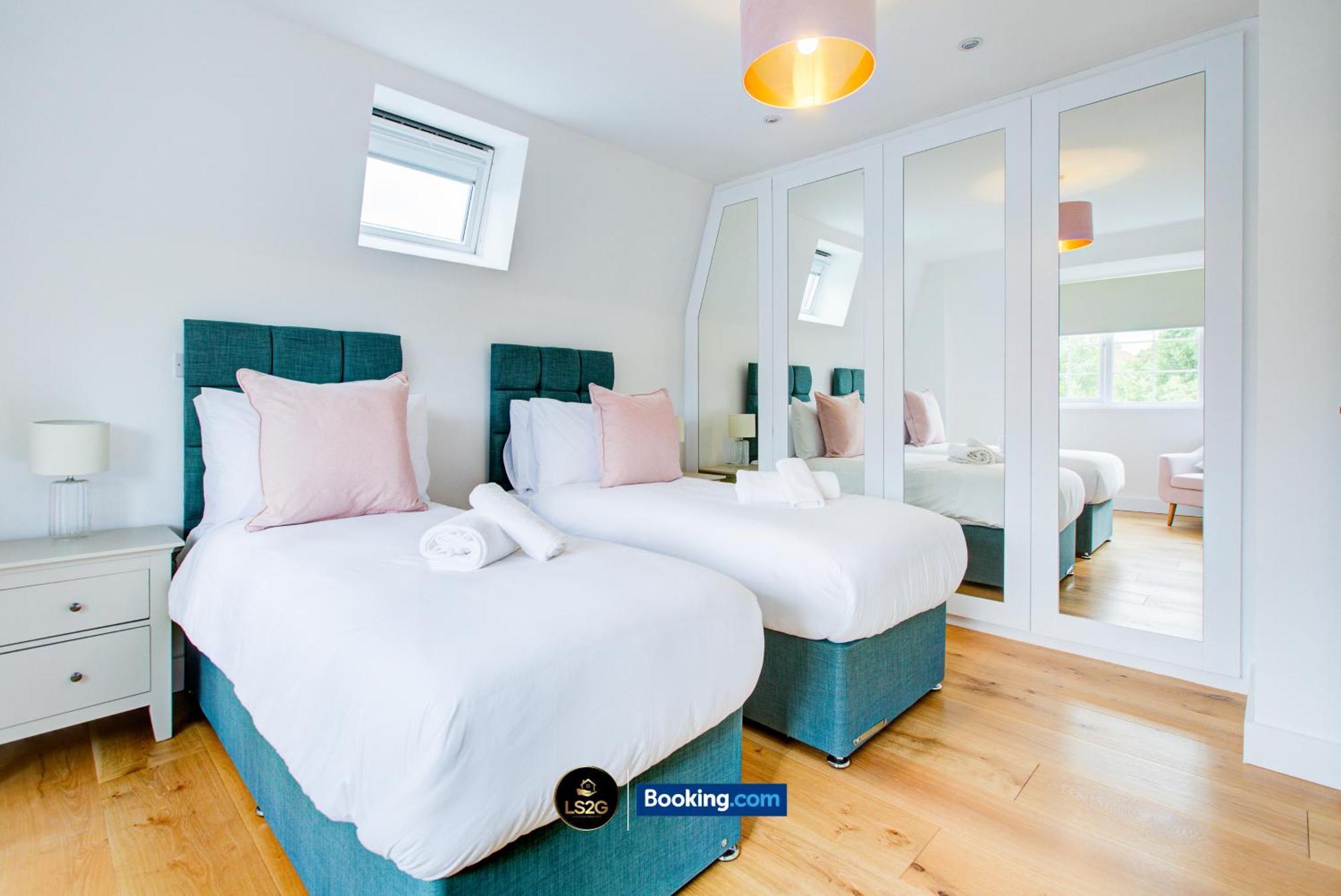 Stylish 2 Bedroom Flat By Ls2g Short Lets & Serviced Greater With Balcony And Easy Access Apartamento