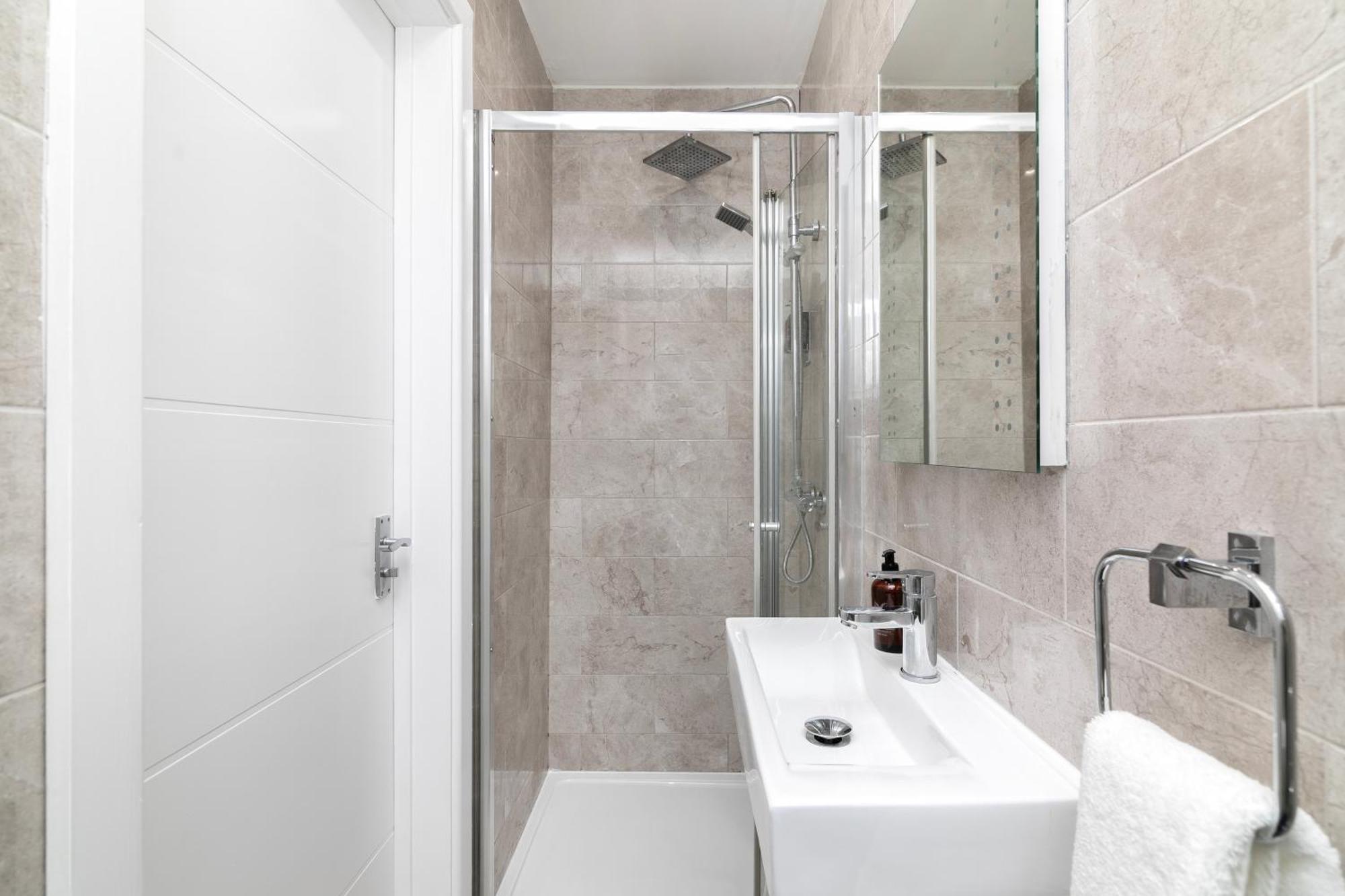 Stylish In Queens Park Apartamento Londres