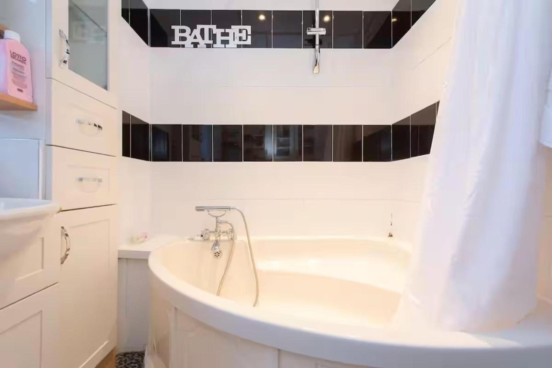 3br-sleeps9-parking-familyfriendly-nearexcel Holiday home London