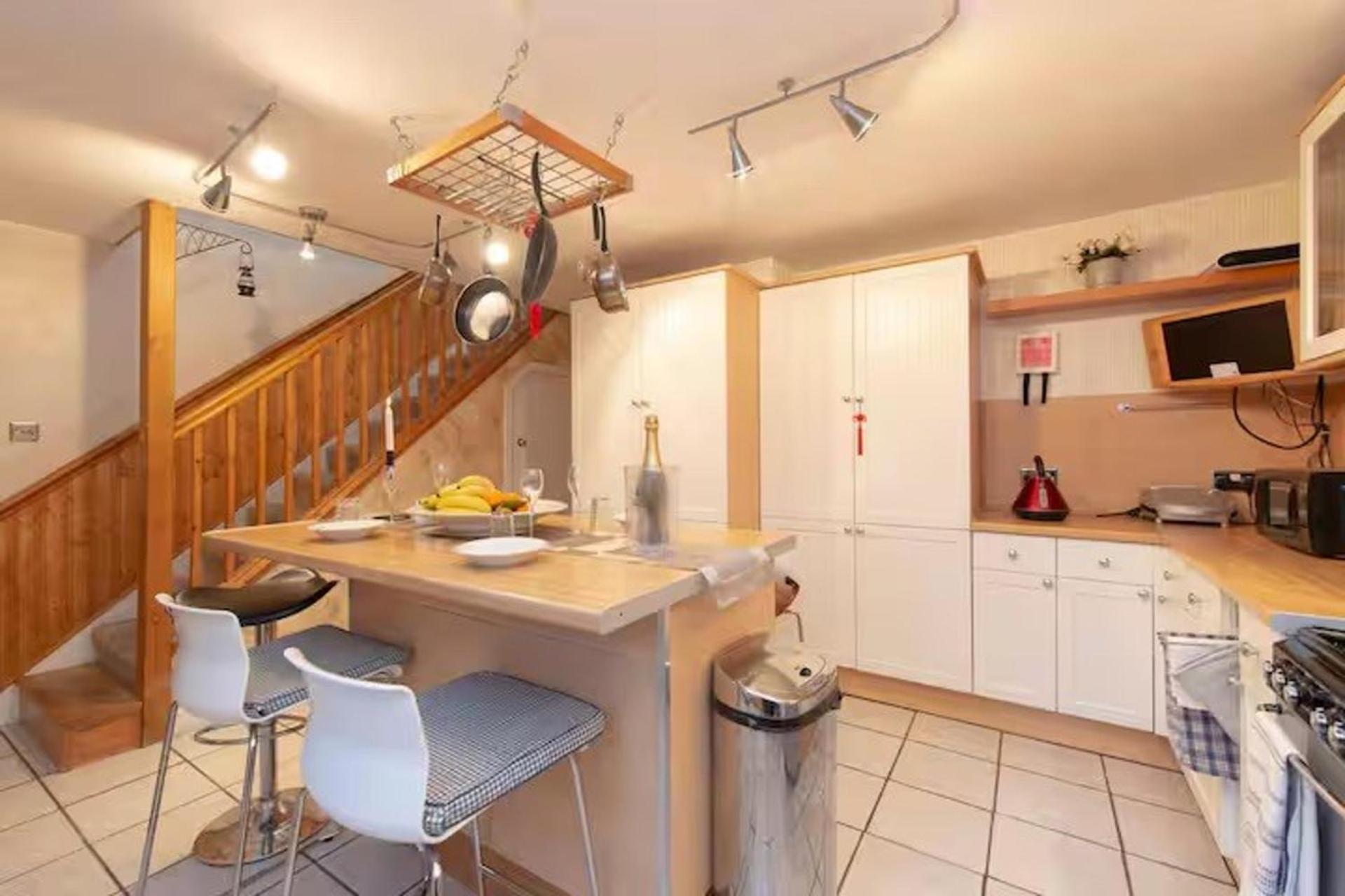 3br-sleeps9-parking-familyfriendly-nearexcel Holiday home