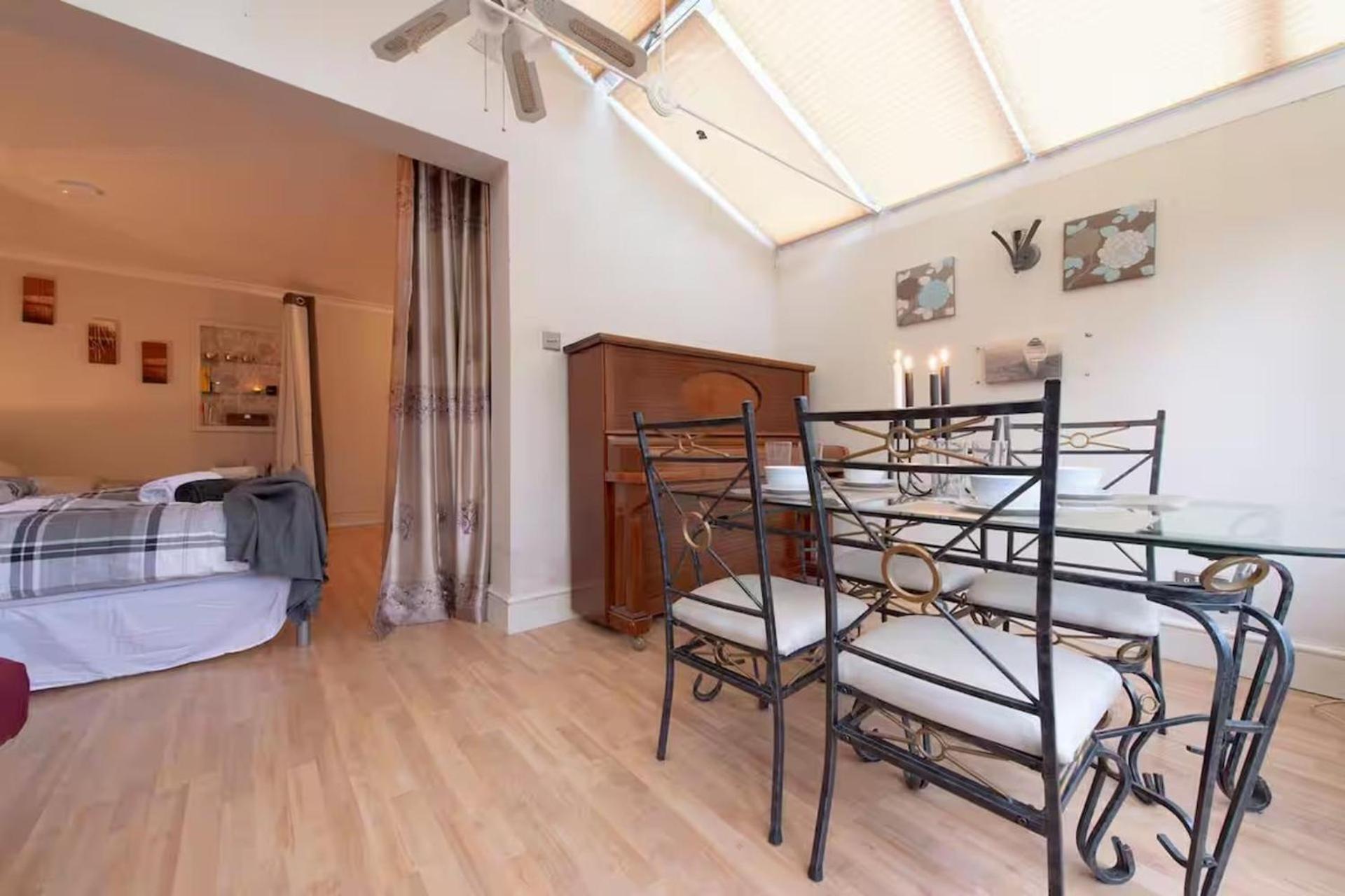 3br-sleeps9-parking-familyfriendly-nearexcel London