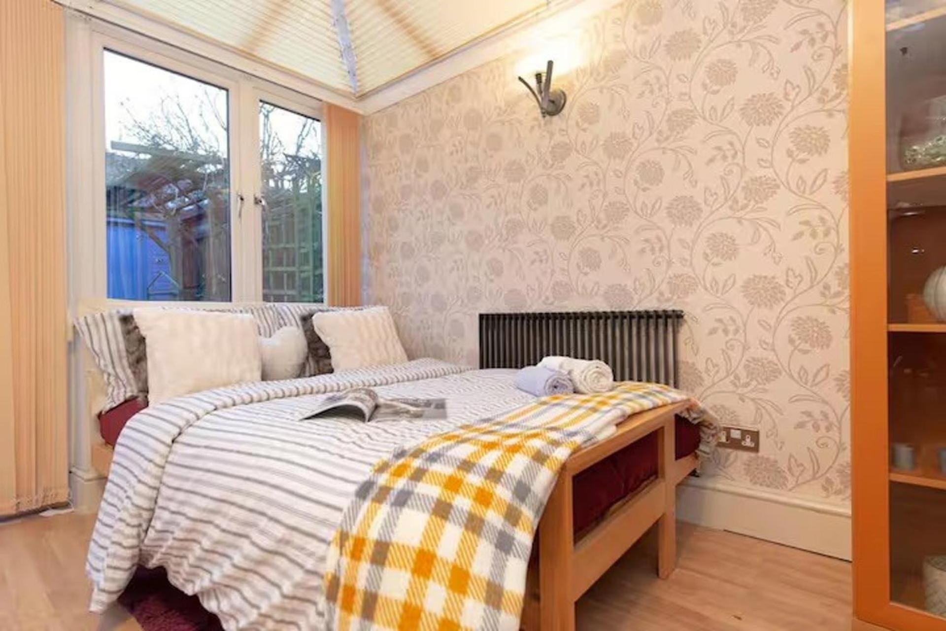 3br-sleeps9-parking-familyfriendly-nearexcel Holiday home