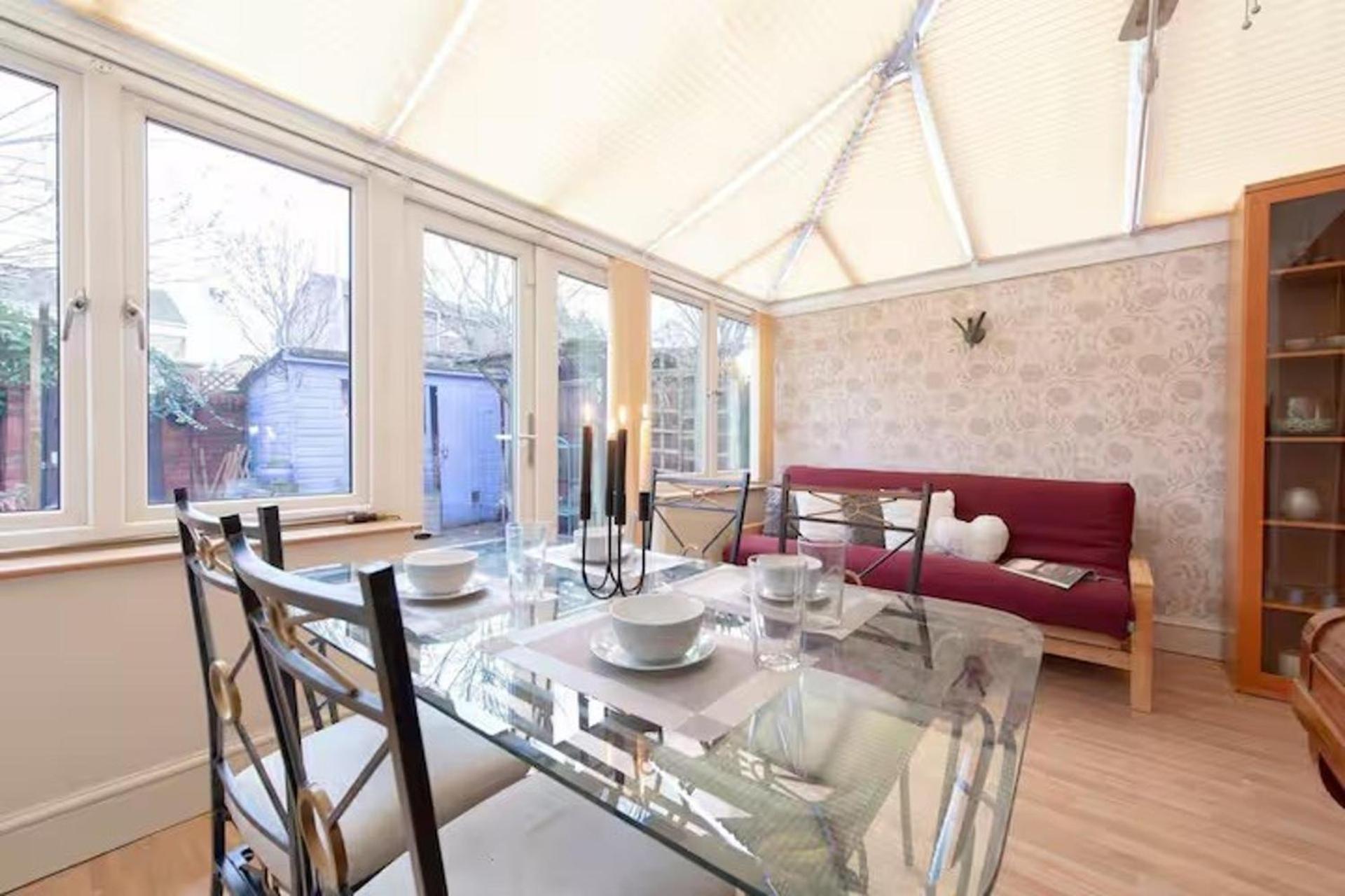 3br-sleeps9-parking-familyfriendly-nearexcel Holiday home London