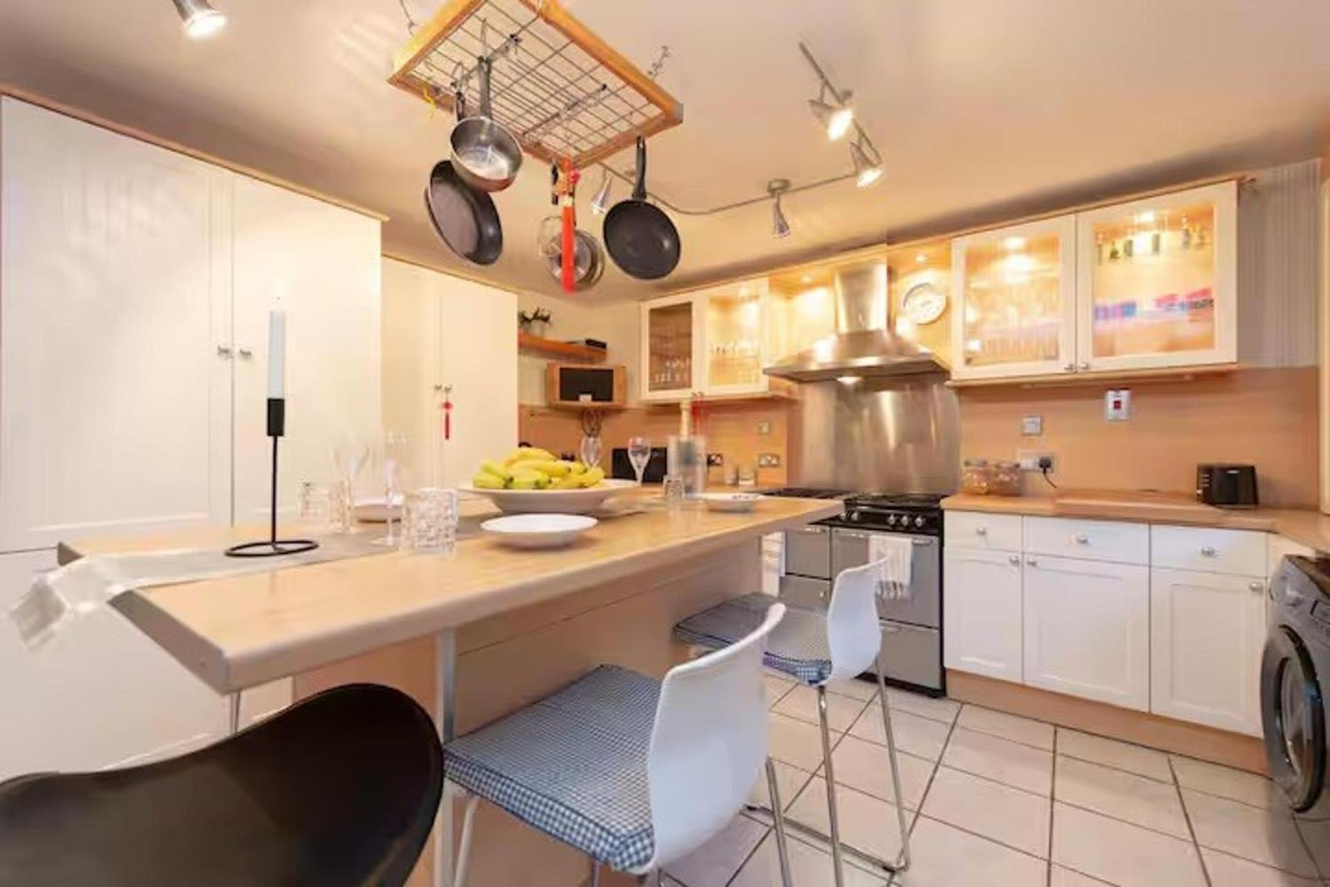 3br-sleeps9-parking-familyfriendly-nearexcel *