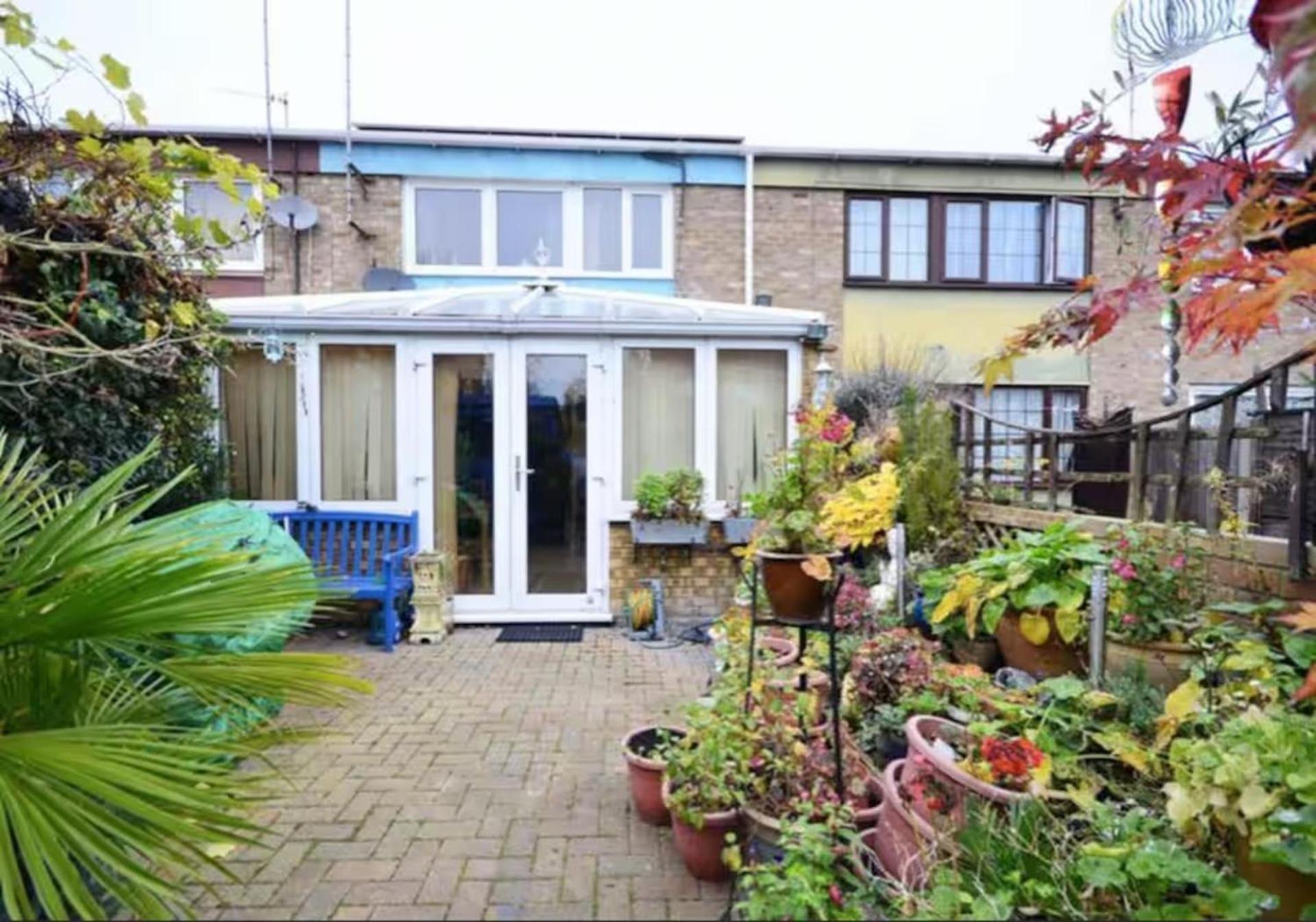 3br-sleeps9-parking-familyfriendly-nearexcel Holiday home