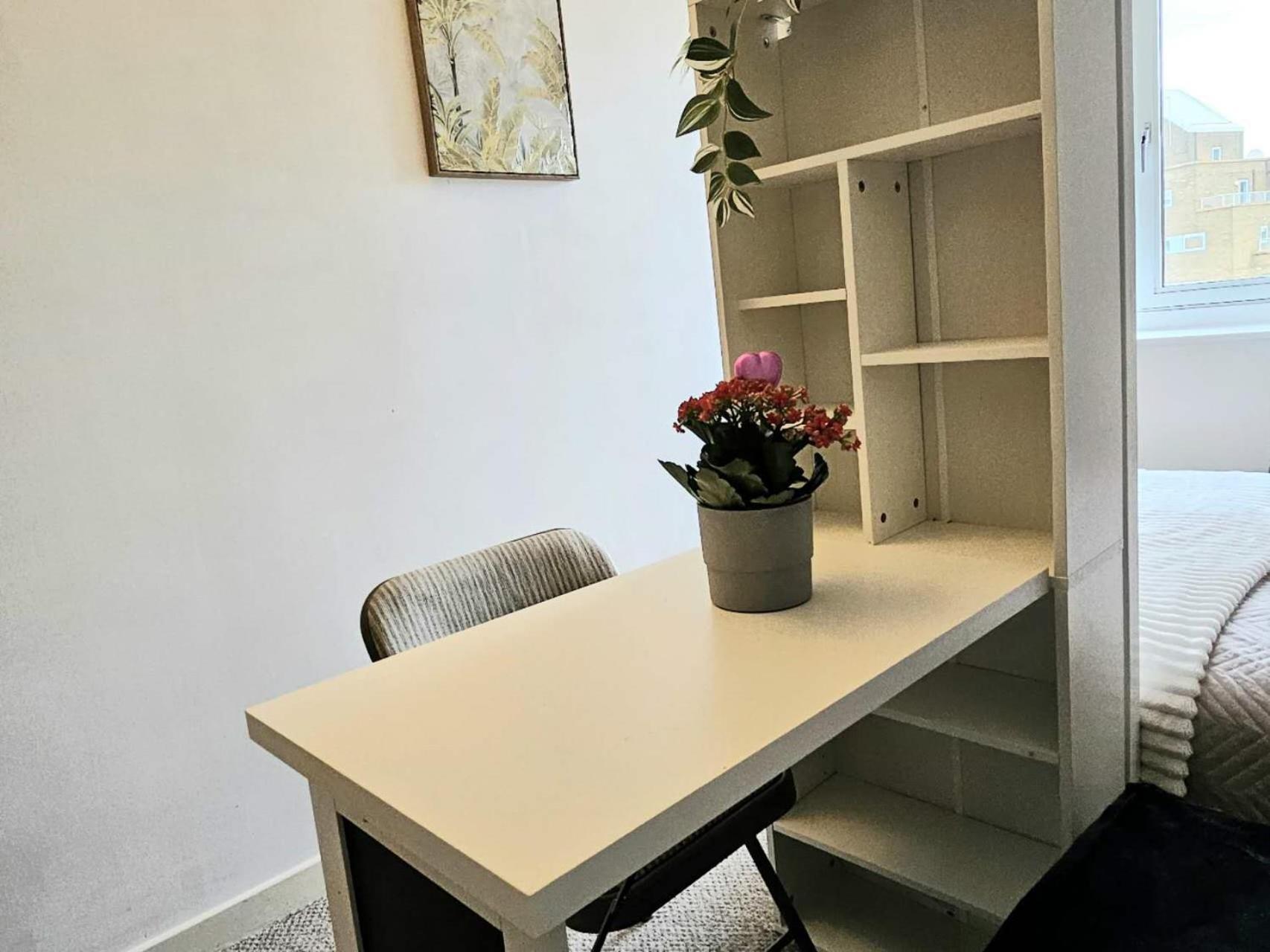 New Refurbished Flat - Canary Wharf *