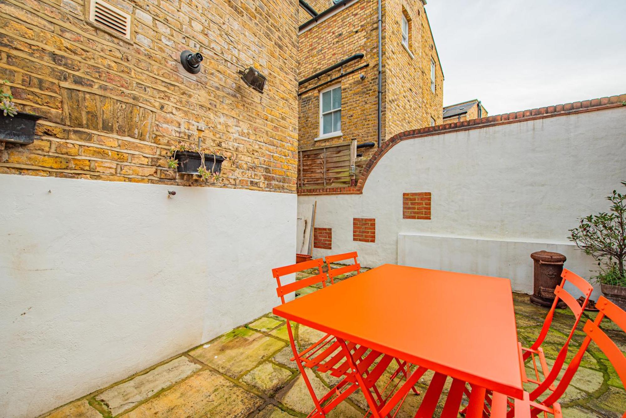 Stylish 2-bed Flat Near Hammersmith & Holland Park Apartment London