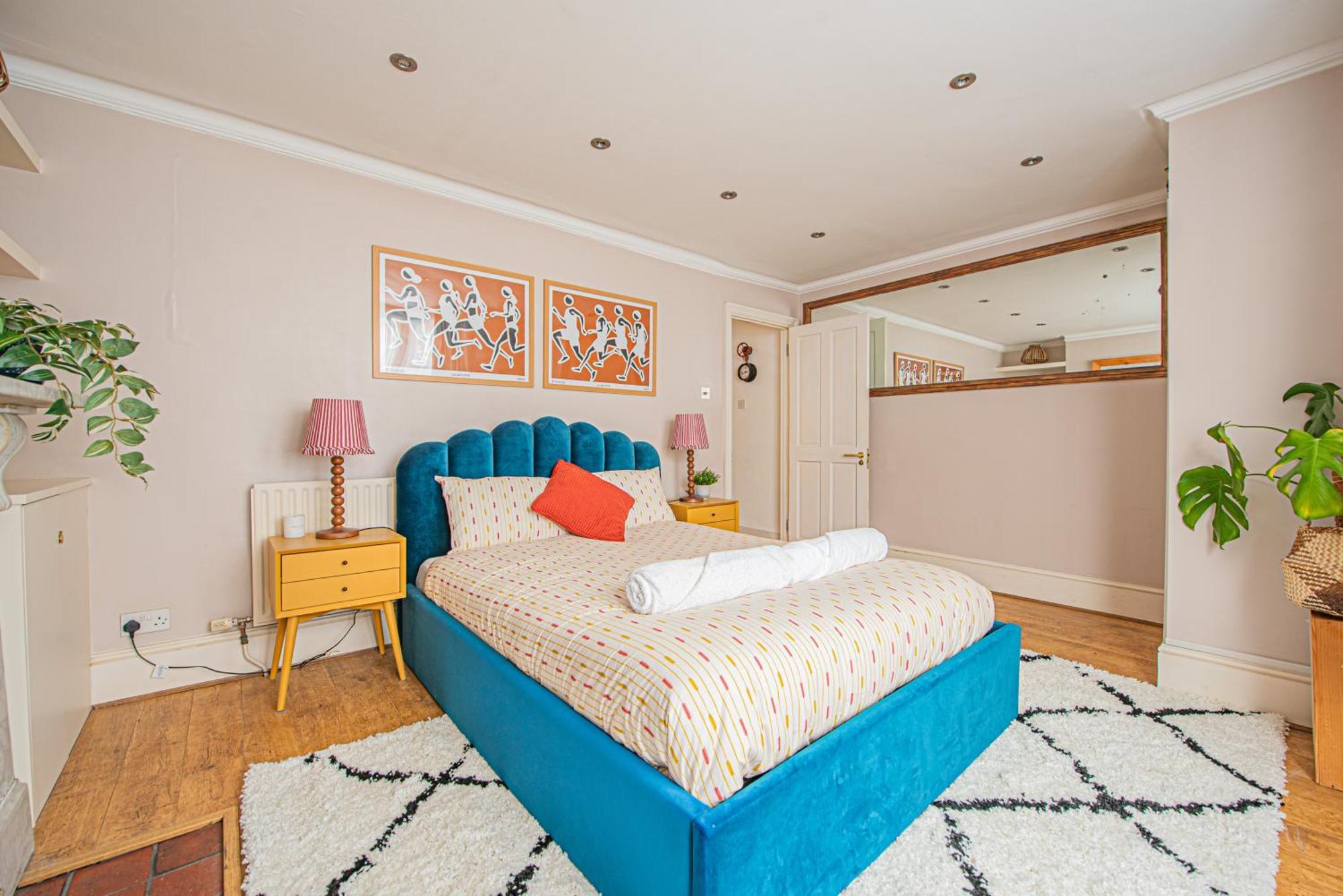 Stylish 2-bed Flat Near Hammersmith & Holland Park Apartment