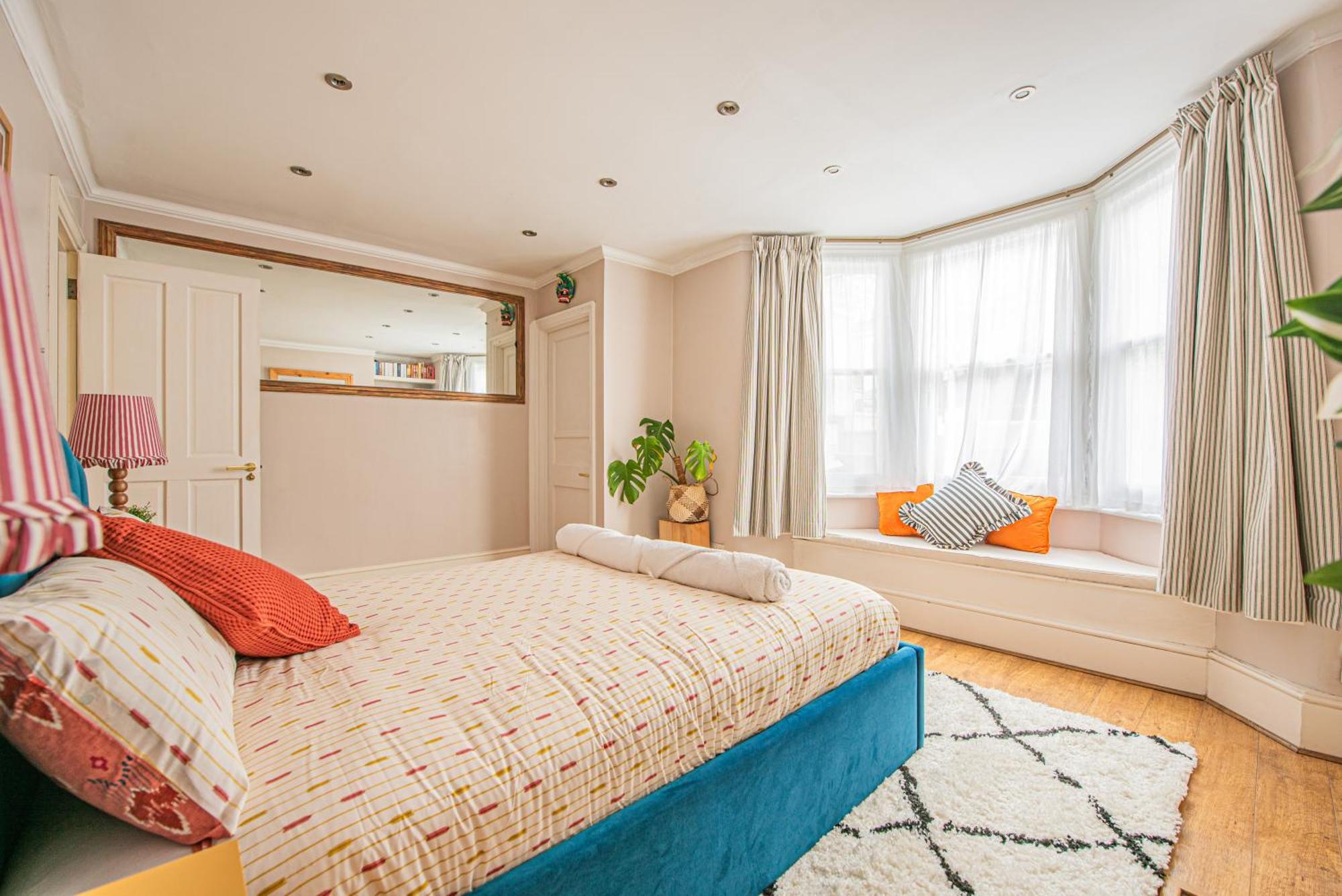 Stylish 2-bed Flat Near Hammersmith & Holland Park Apartment London