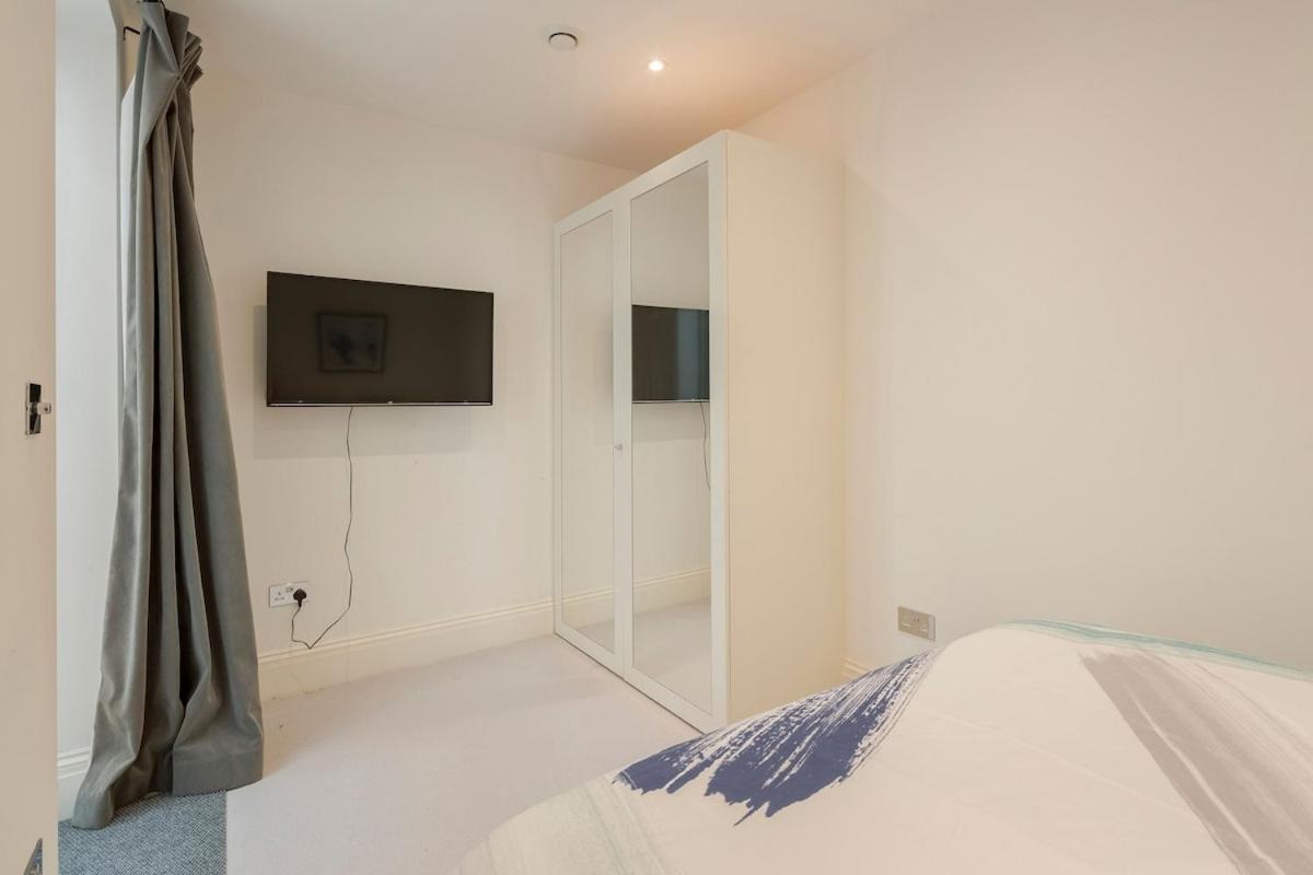 Modern Kensington 3-bedroom With Garden Apartment London