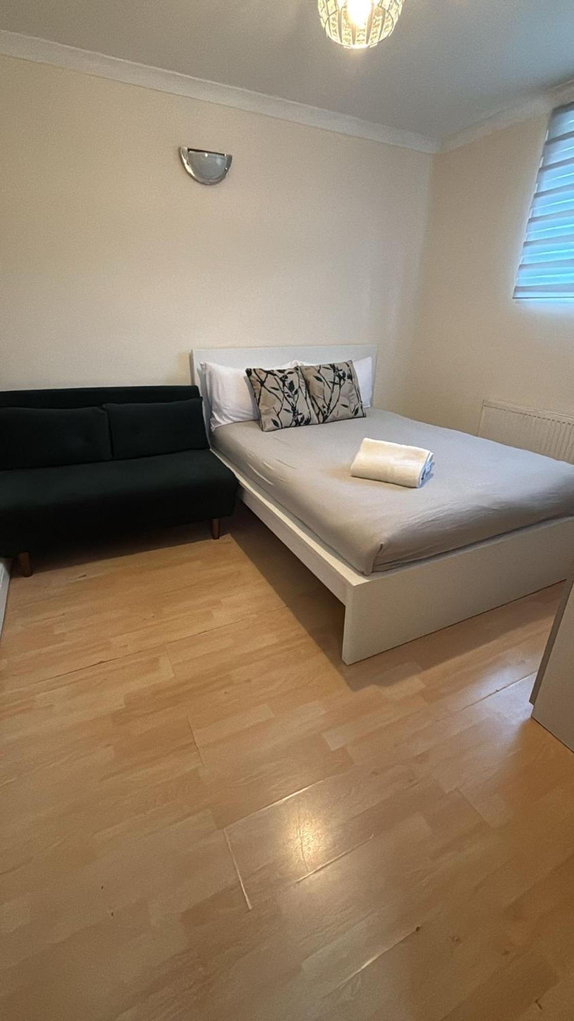 Holiday home Entire 3 Bedroom - Minutes To Emirates Stadium! London