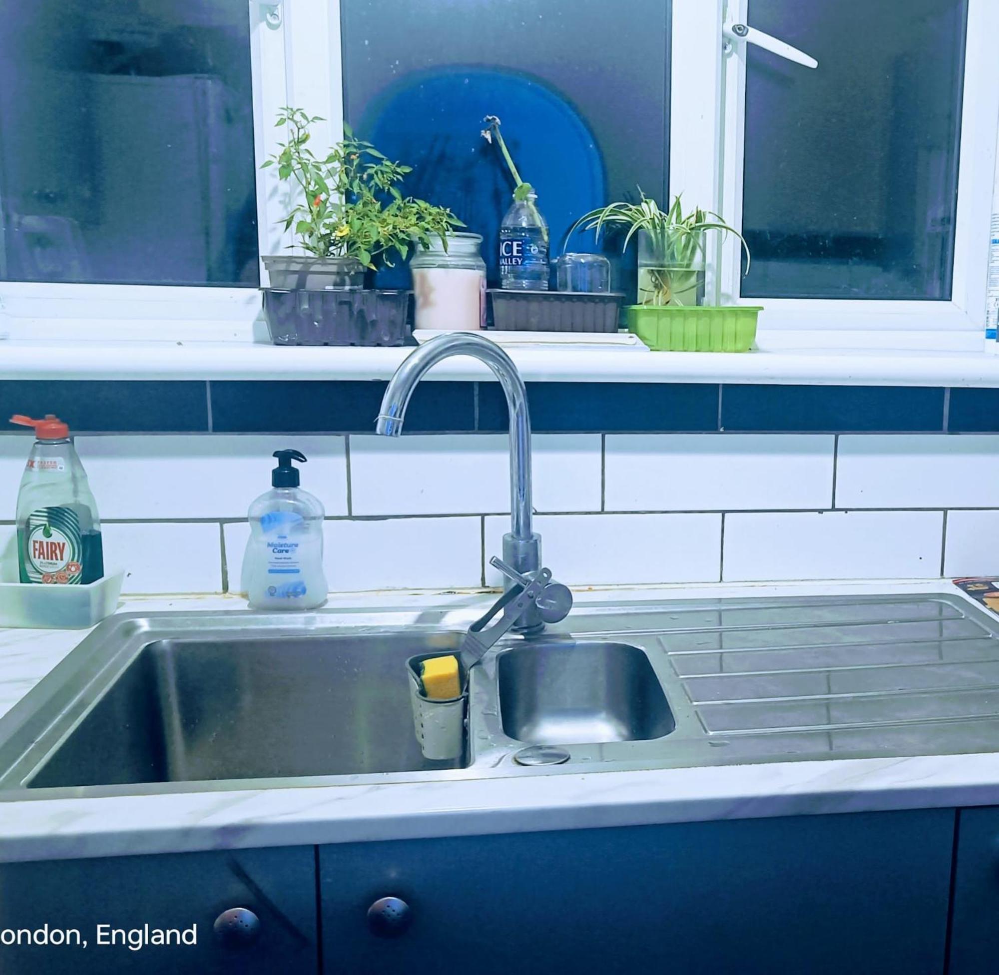 Hospedagem domiciliar London's Bed With Breakfast & Free Parking