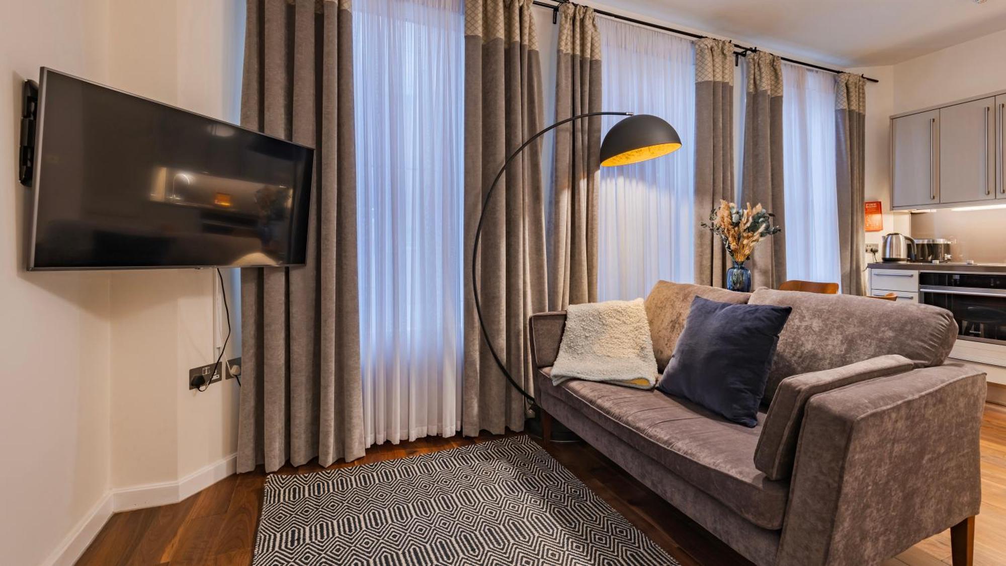 Monument Serviced By Lovelystay * London