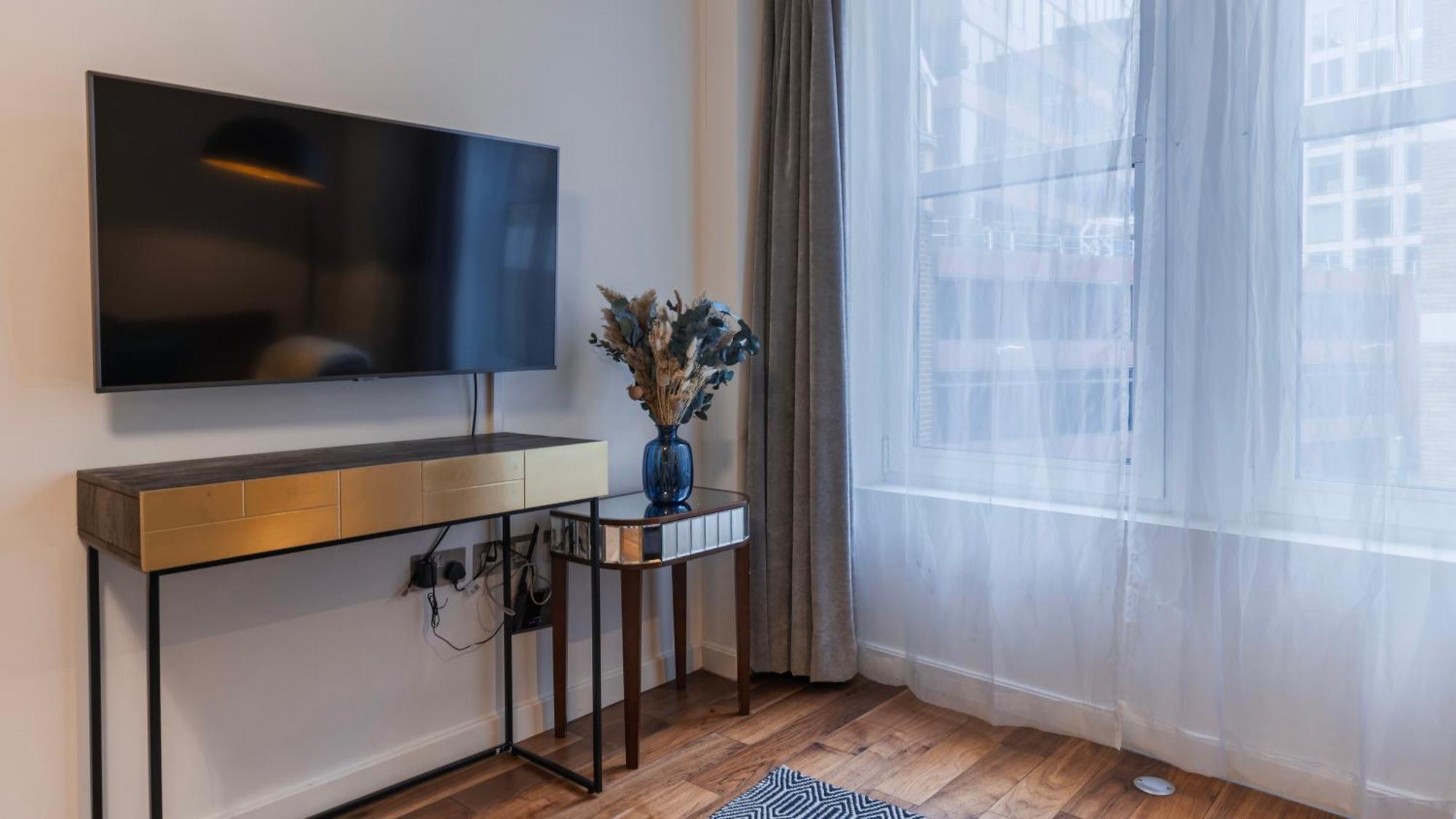 Monument Serviced By Lovelystay London