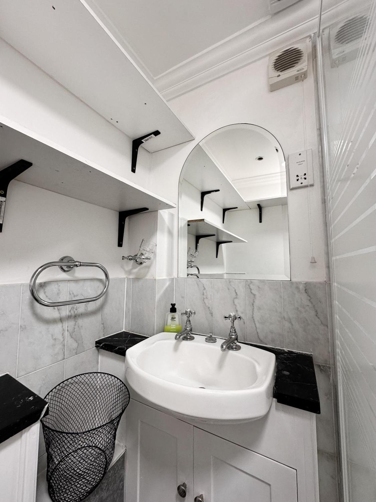 Craven Street Apartment *