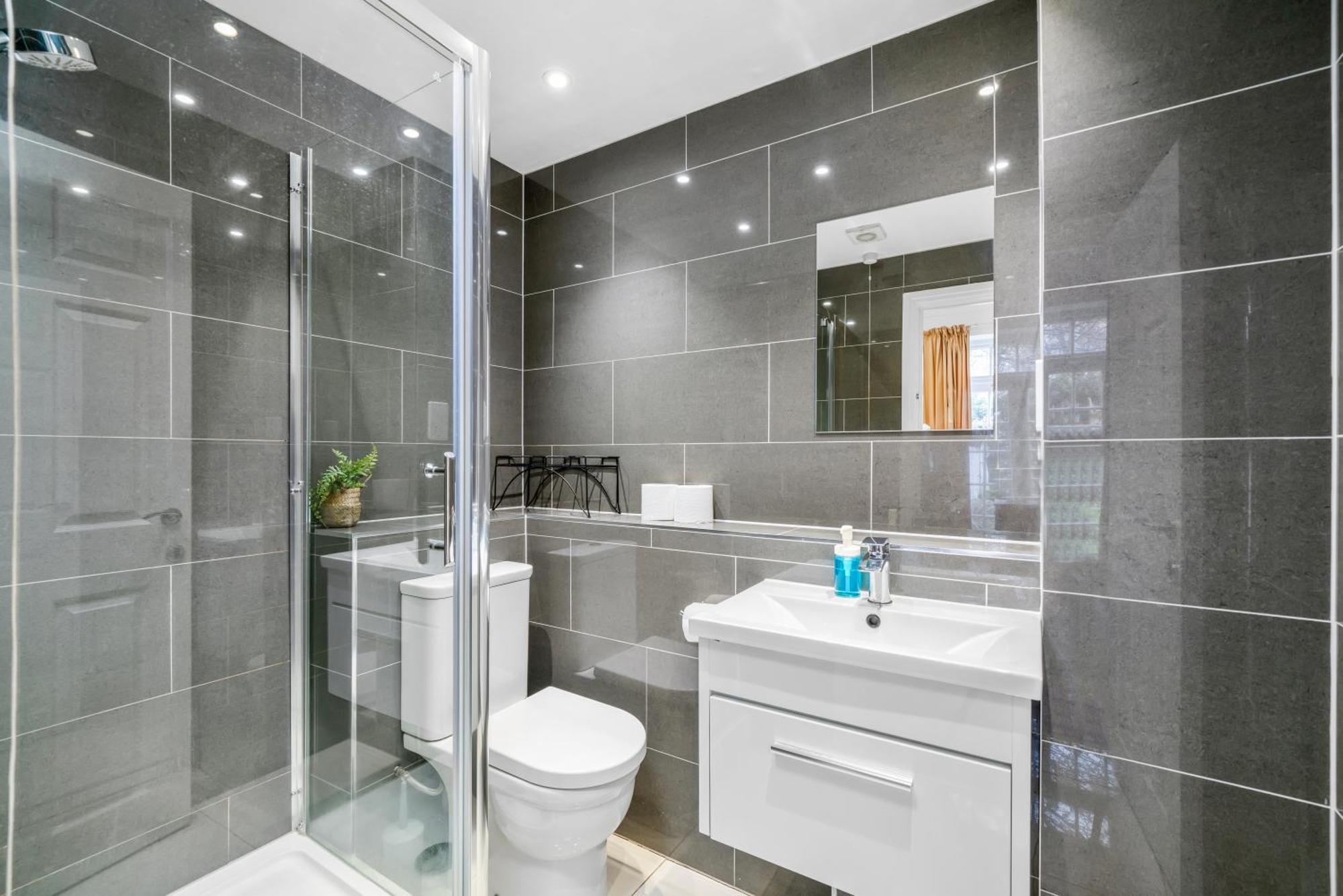 Apartment Cozy 2-bed Group & Family Near Excel & 02 Arena With Parking & Balcony London