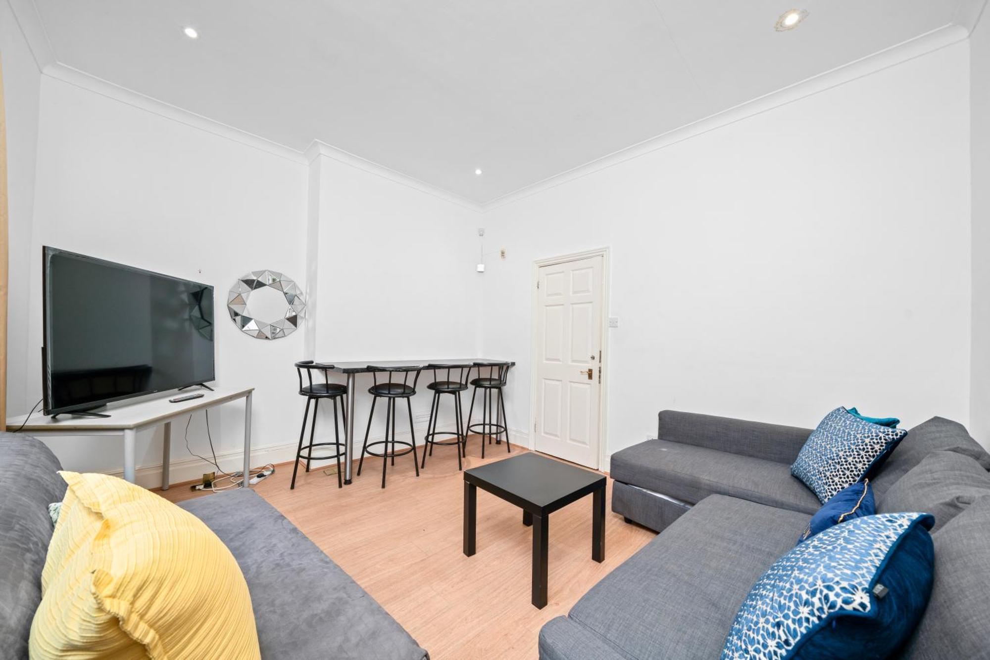 Cozy 2-bed Group & Family Near Excel & 02 Arena With Parking & Balcony * London