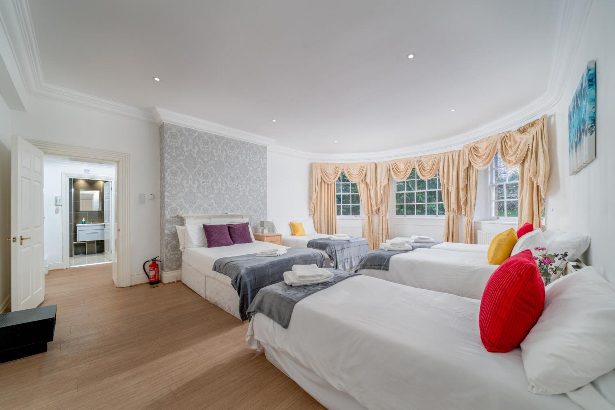 Cozy 2-bed Group & Family Near Excel & 02 Arena With Parking & Balcony Apartment *