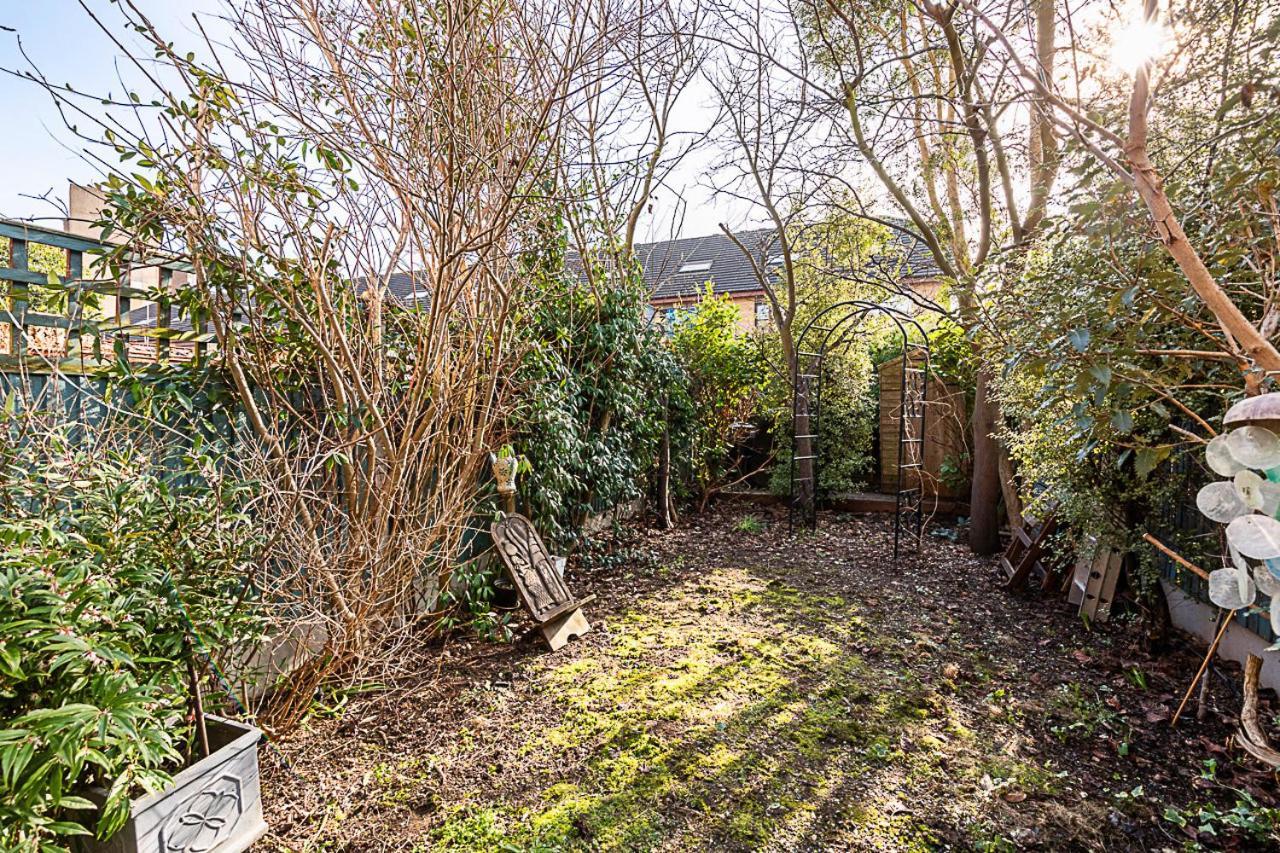 Stylish & Spacious 3-bed In Vibrant Bow * London