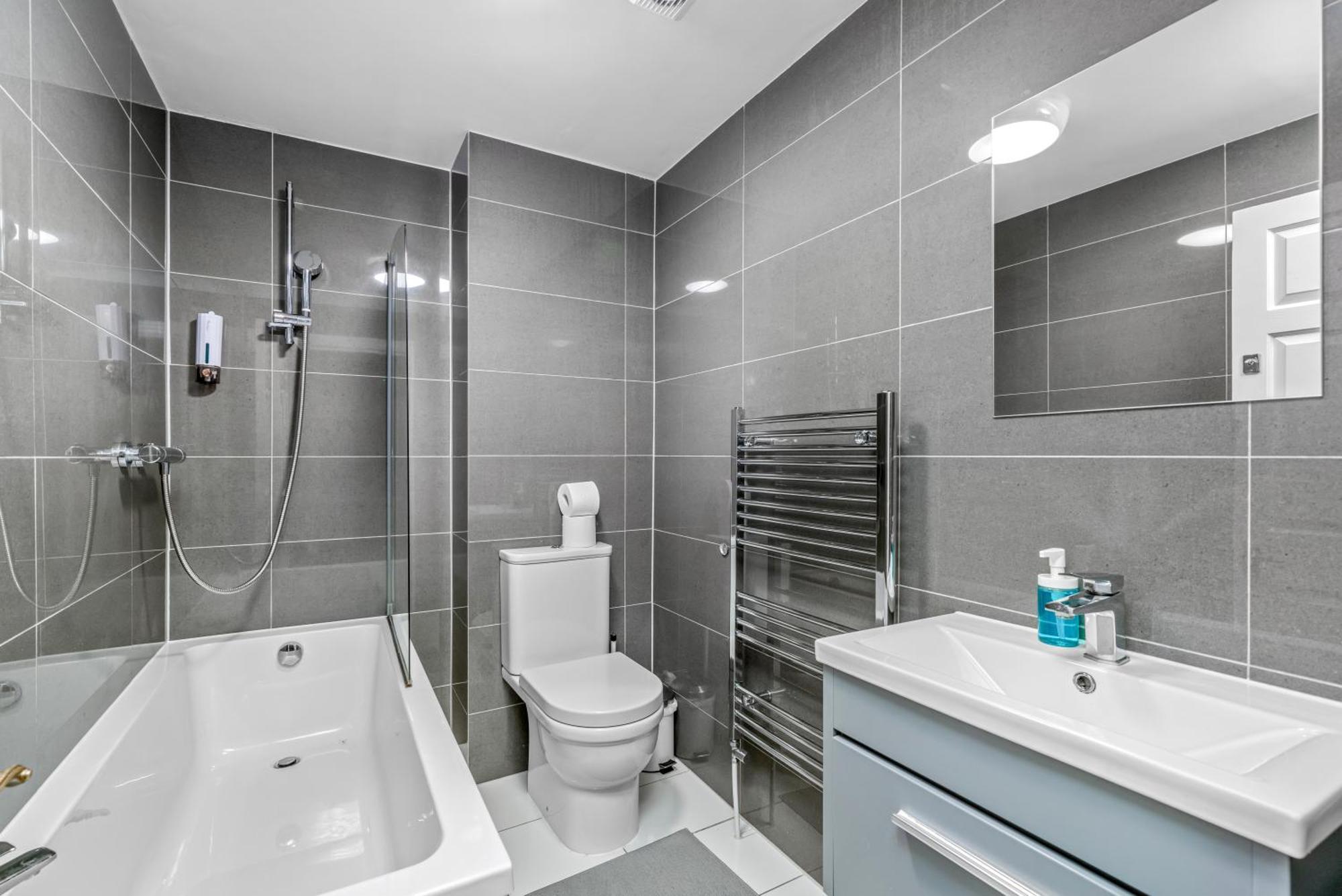 Cozy 2-bed Group & Family Near Excel & 02 Arena With Parking & Balcony Apartment London