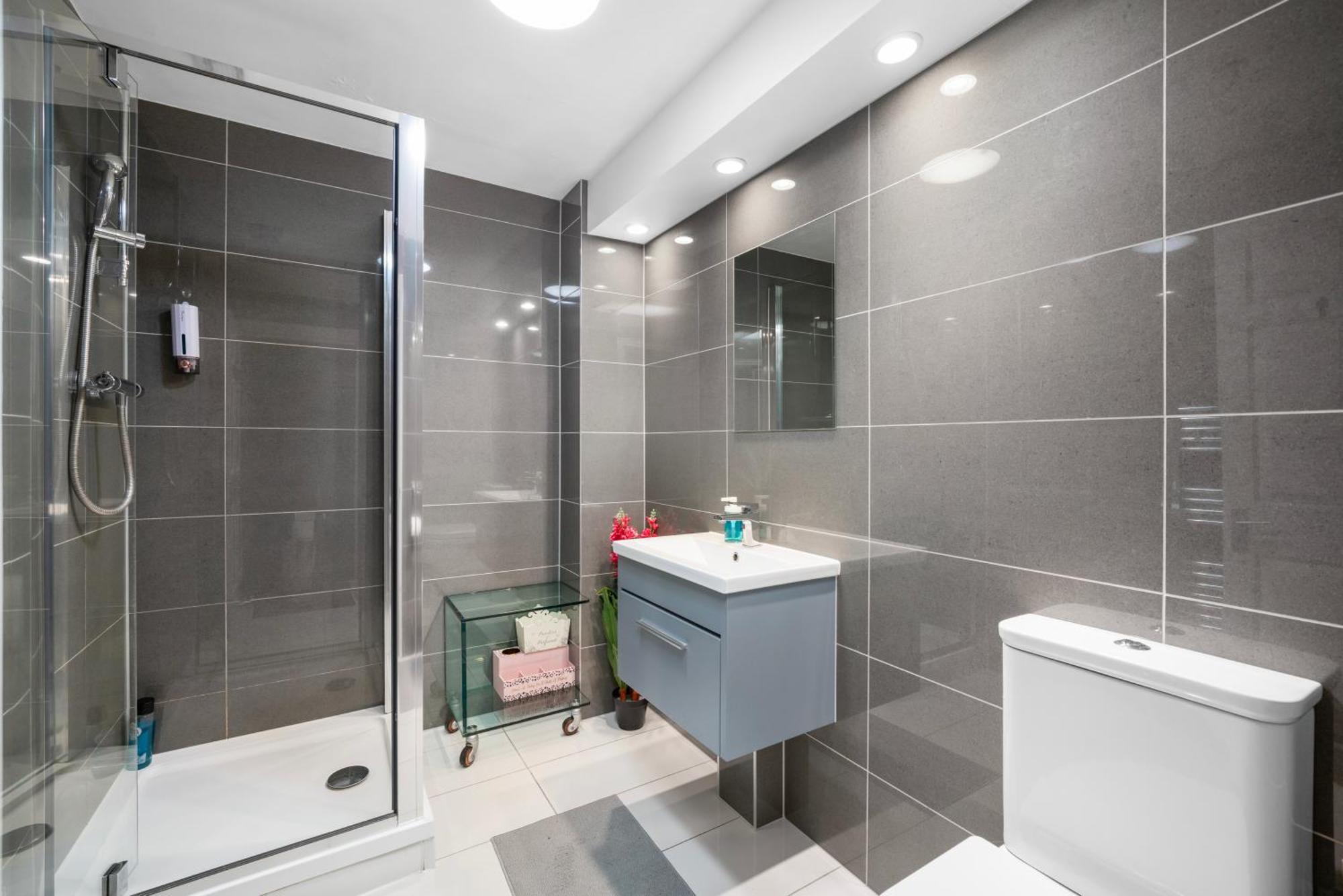 Cozy 2-bed Group & Family Near Excel & 02 Arena With Parking & Balcony *