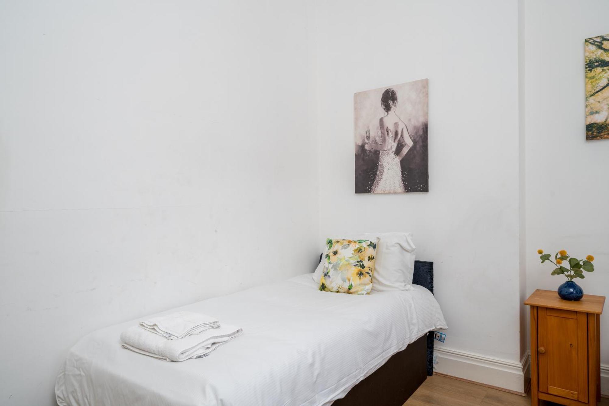 Apartment Cozy 2-bed Group & Family Near Excel & 02 Arena With Parking & Balcony