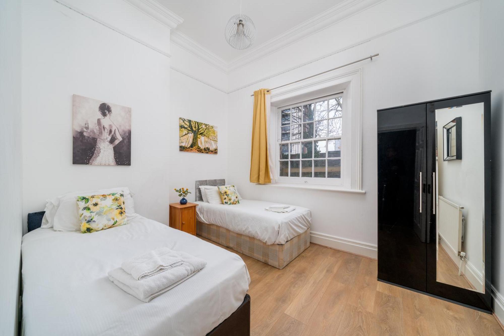 Cozy 2-bed Group & Family Near Excel & 02 Arena With Parking & Balcony *