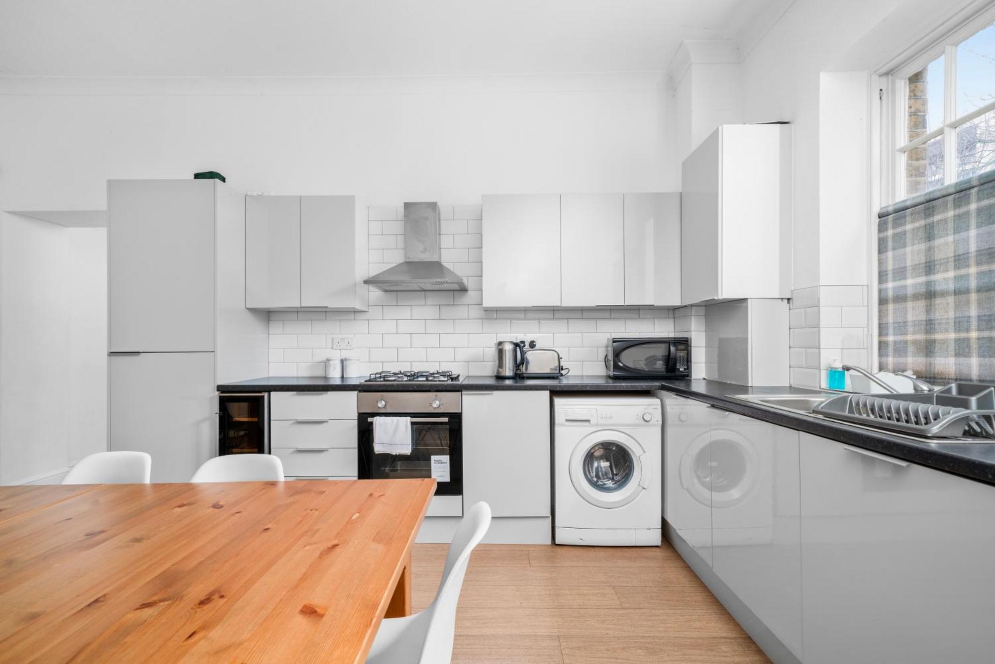 Cozy 2-bed Group & Family Near Excel & 02 Arena With Parking & Balcony * London